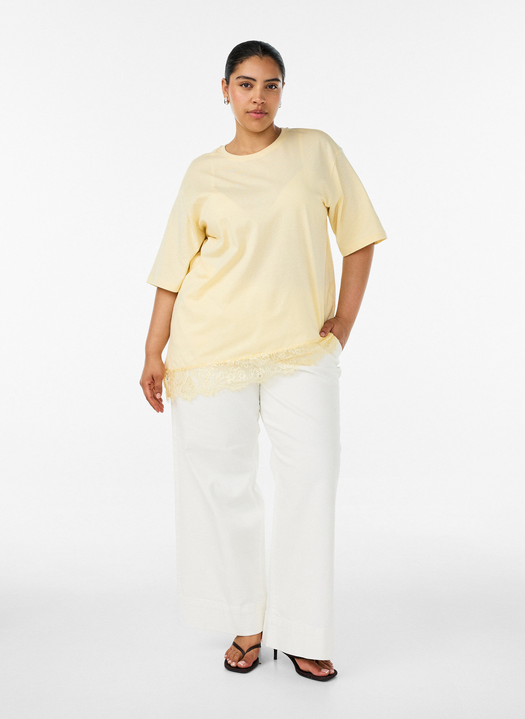 ZizziT-shirt avec ourlet asym&eacute;trique en dentelle, Jaune clair, Model image number 1