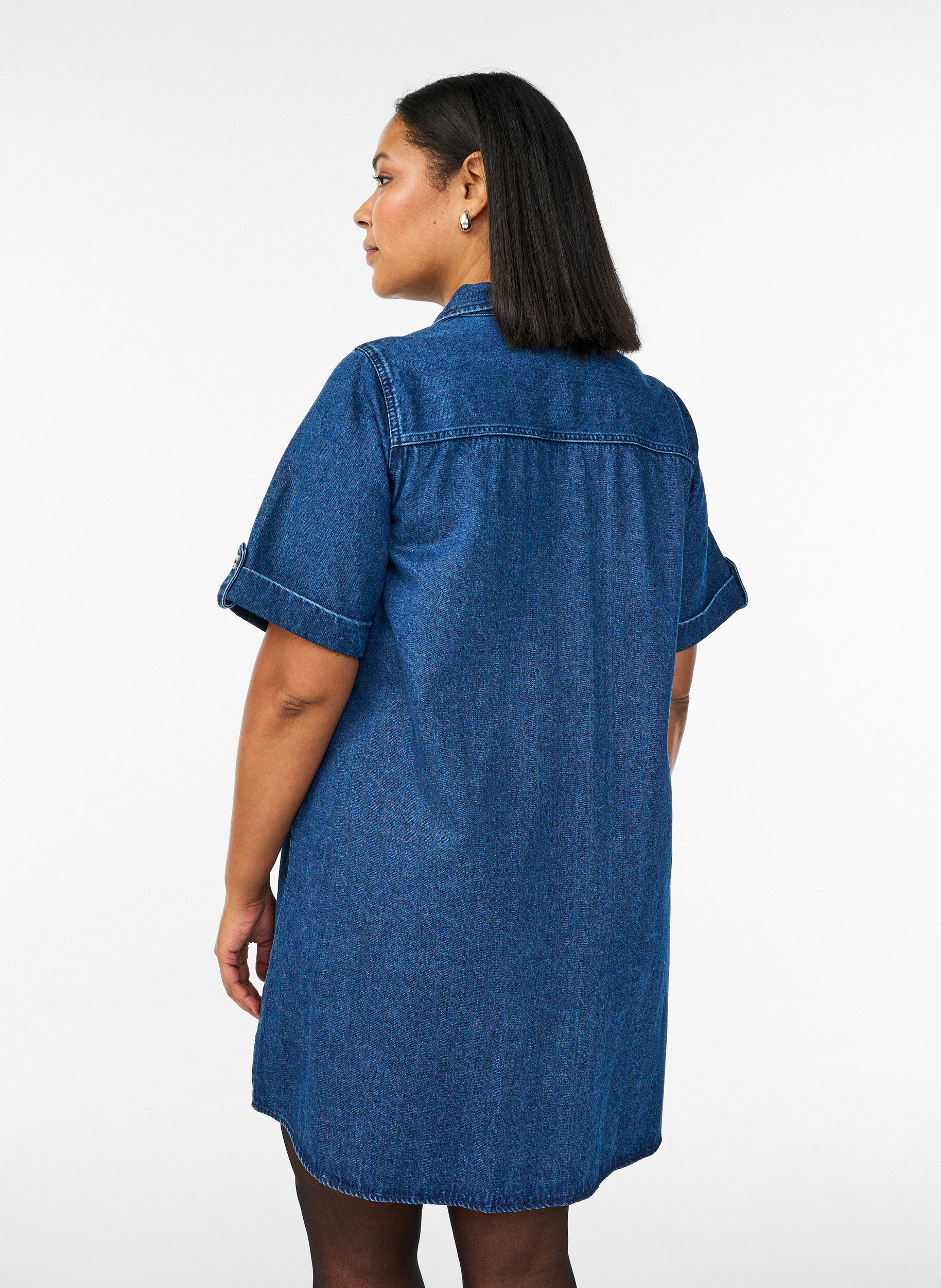Zizzi Robe en denim avec manches courtes et boutons, Bleu, Model image number 2