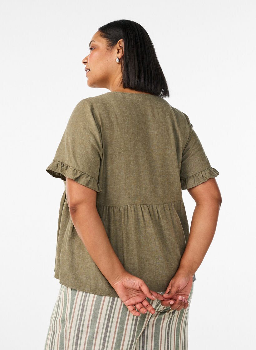Blouse en lin et viscose avec un col en V et une fermeture boutonn&eacute;e, Vert, Model image number 2