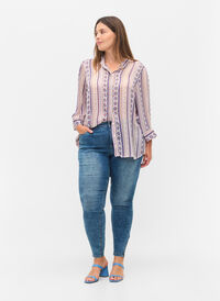Cropped Amy jeans met rits, Blue denim, Model