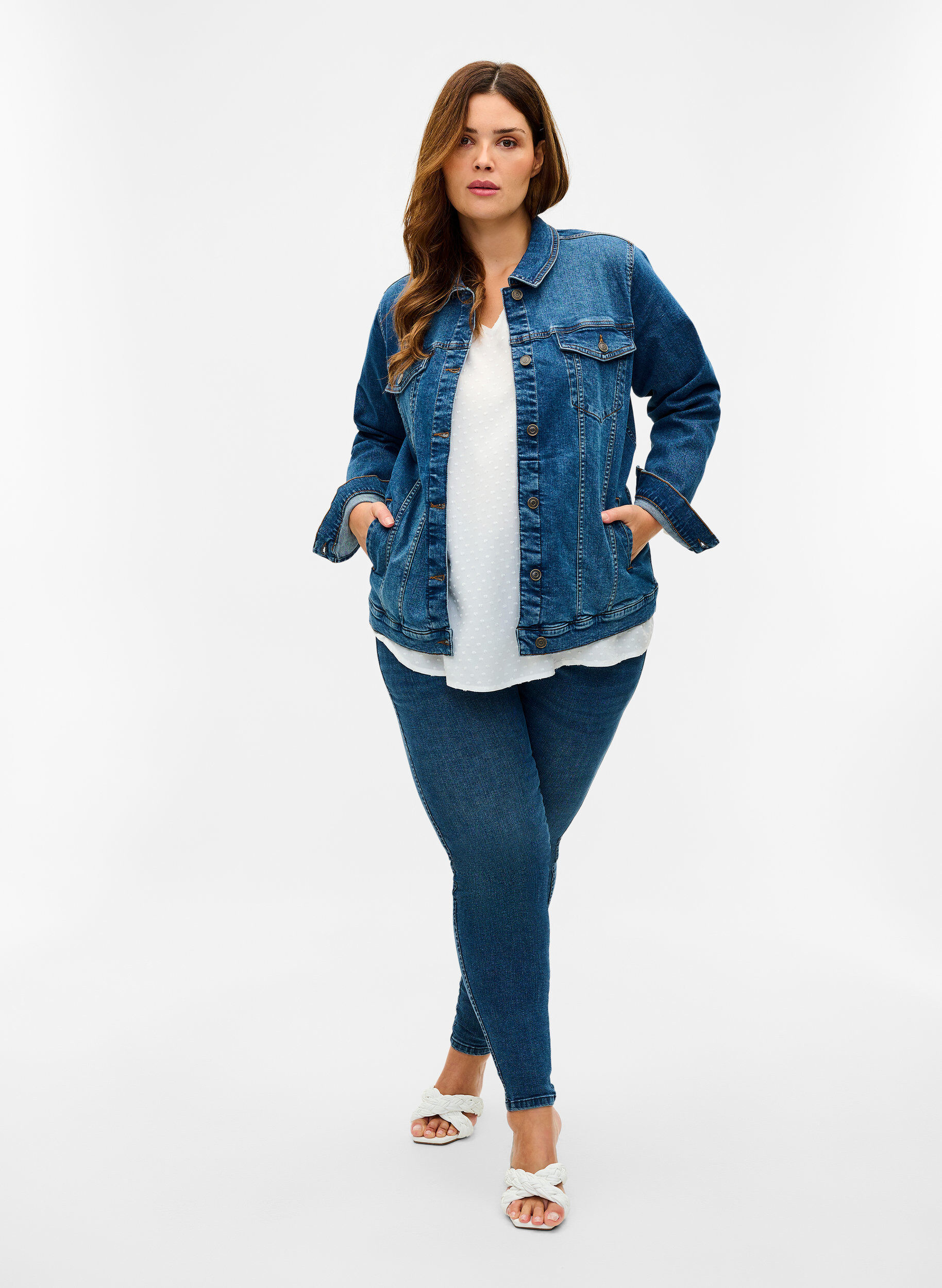 Zizzi Veste courte en jean en coton, Blue denim, Model image number 2