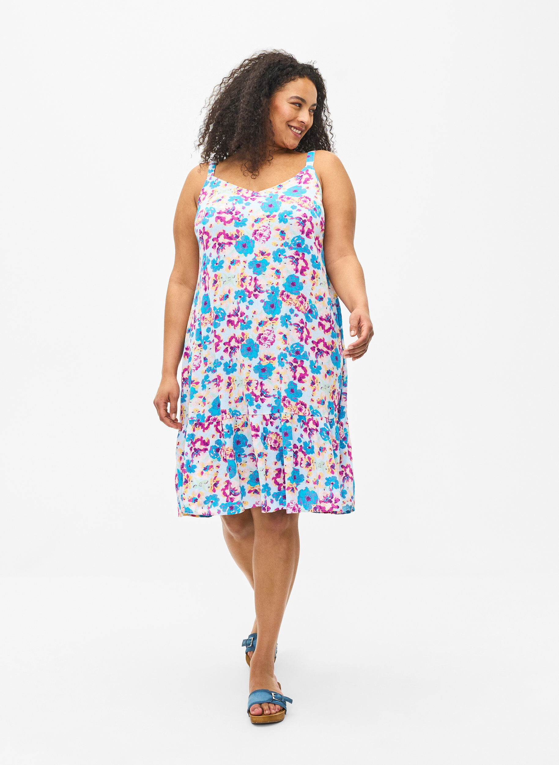 Zizzi Robe d'&eacute;t&eacute; &agrave; bretelles en viscose, Multi Flower AOP, Model image number 2