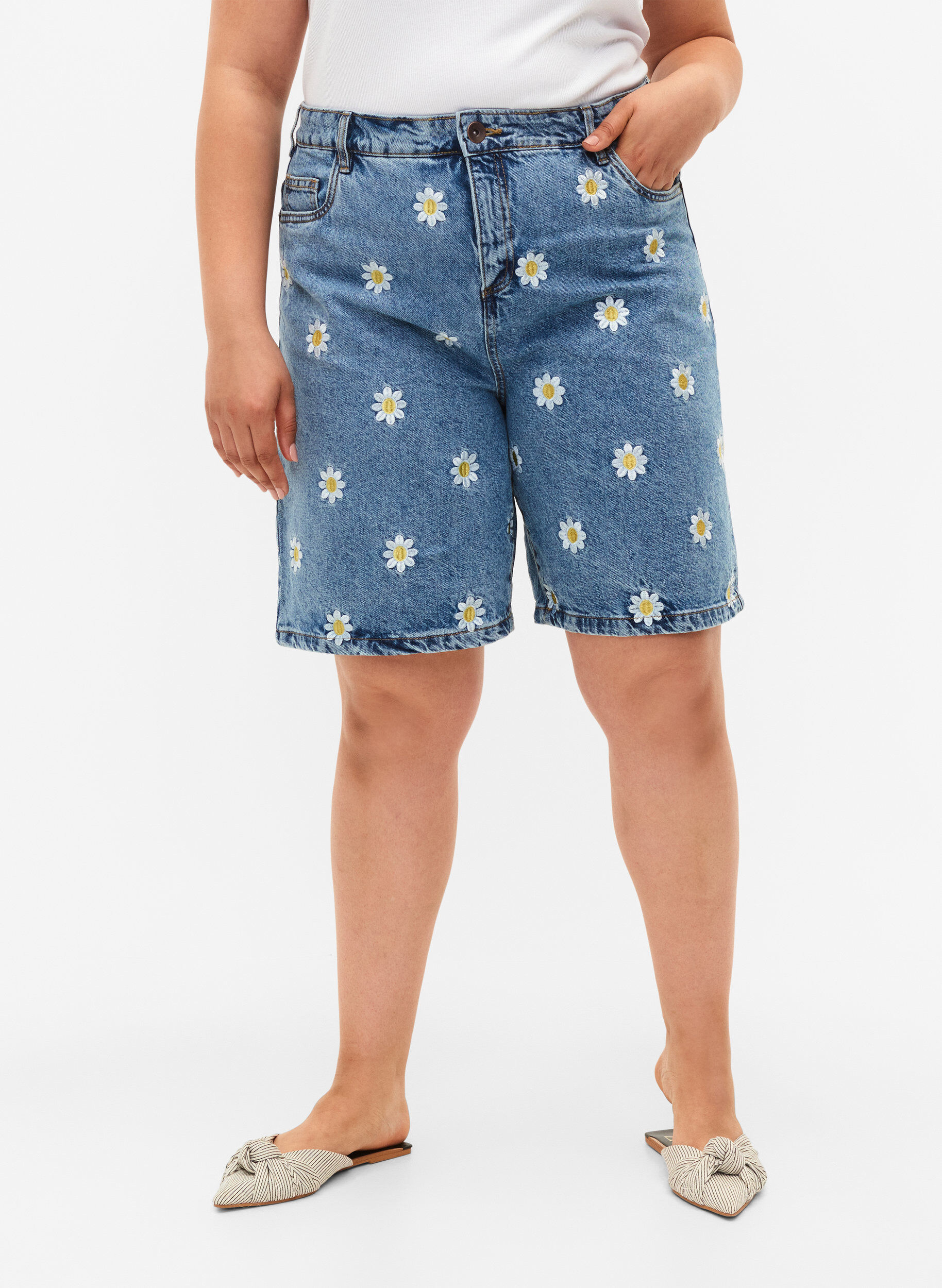 ZizziHoog getailleerde Mille short met geborduurde bloemen, Light Blue Flower, Model image number 2