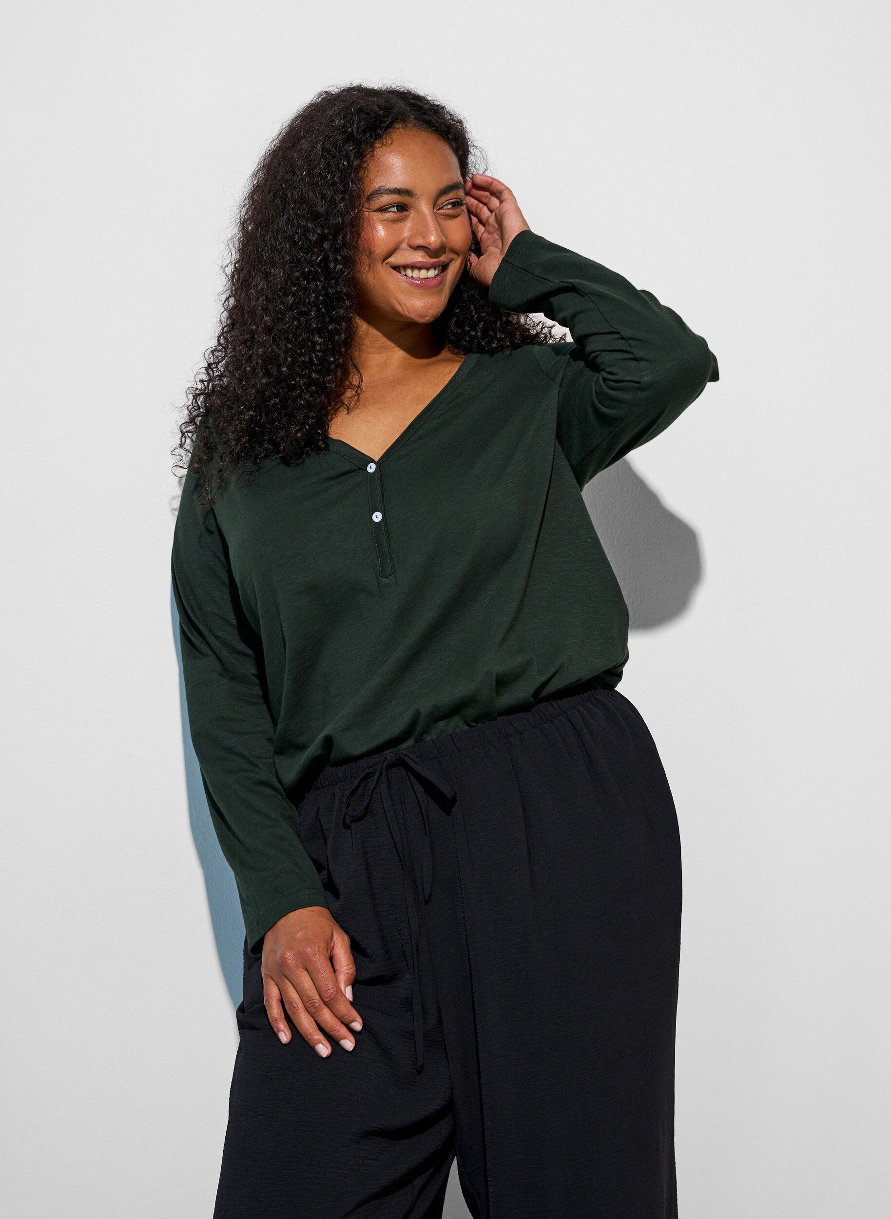 ZizziT-shirt &agrave; manches longues avec col V et boutons, Vert fonc&eacute;, Model image number 0