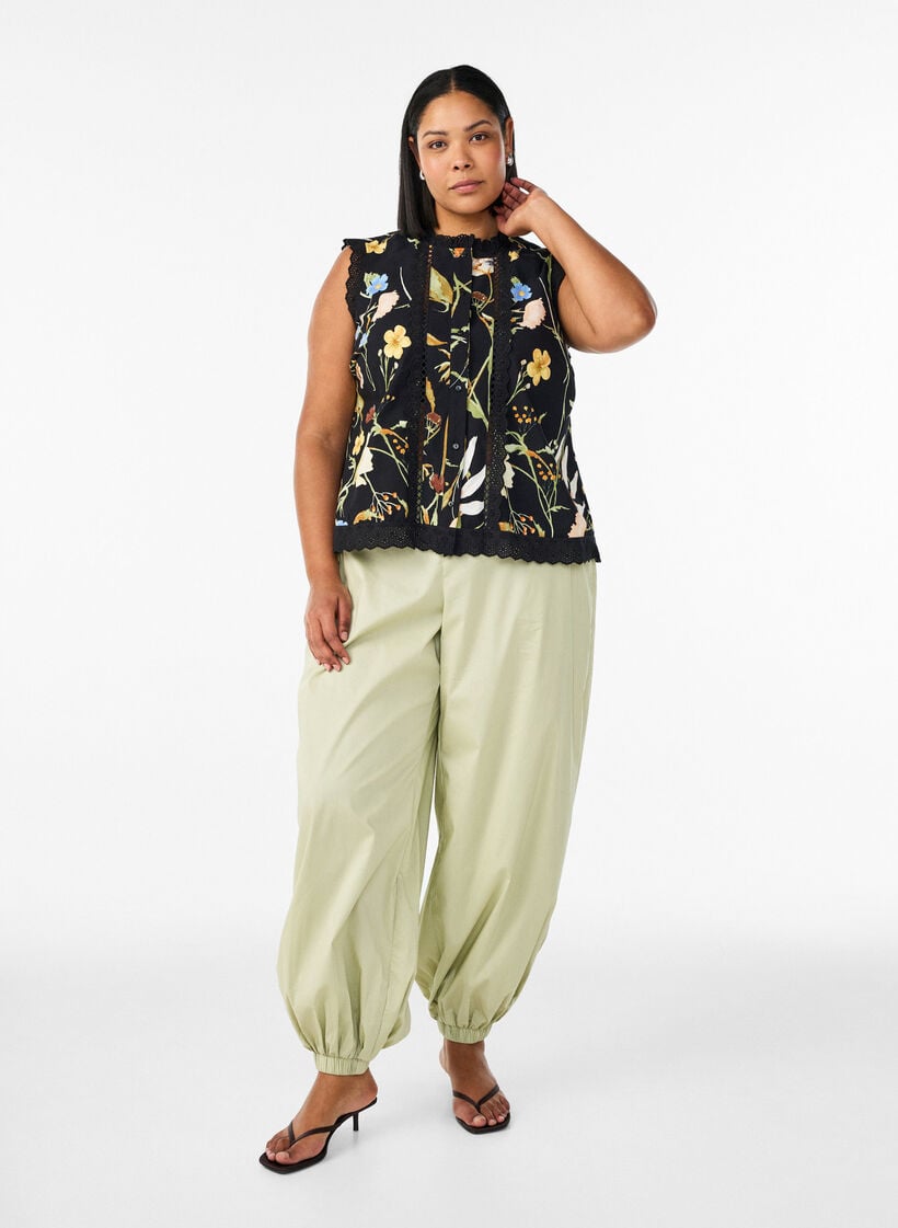 Blouse sans manches en coton avec imprim&eacute; floral et broderie anglaise, Noir, Model image number 1