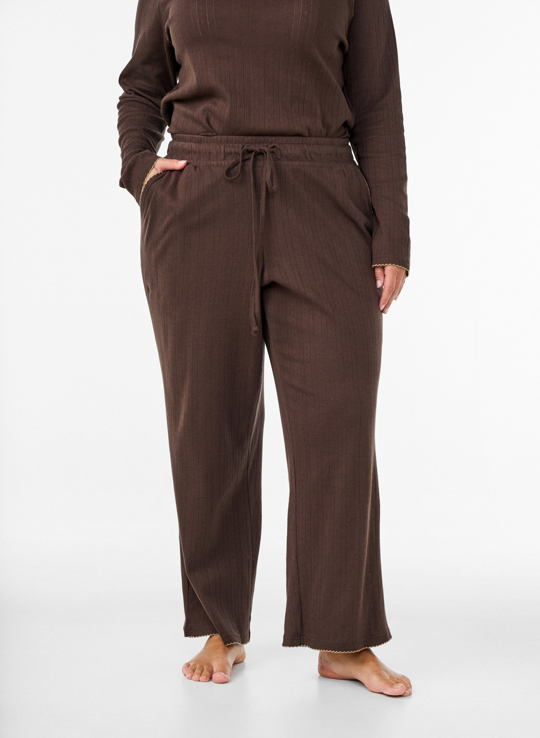 ZizziBas de pyjama en coton biologique avec broderie ajour&eacute;e, Marron, Model image number 3