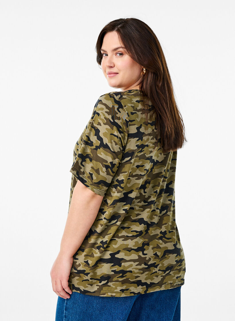 T-shirt avec TENCEL&trade; Lyocell et impression camouflage, Vert, Model image number 2