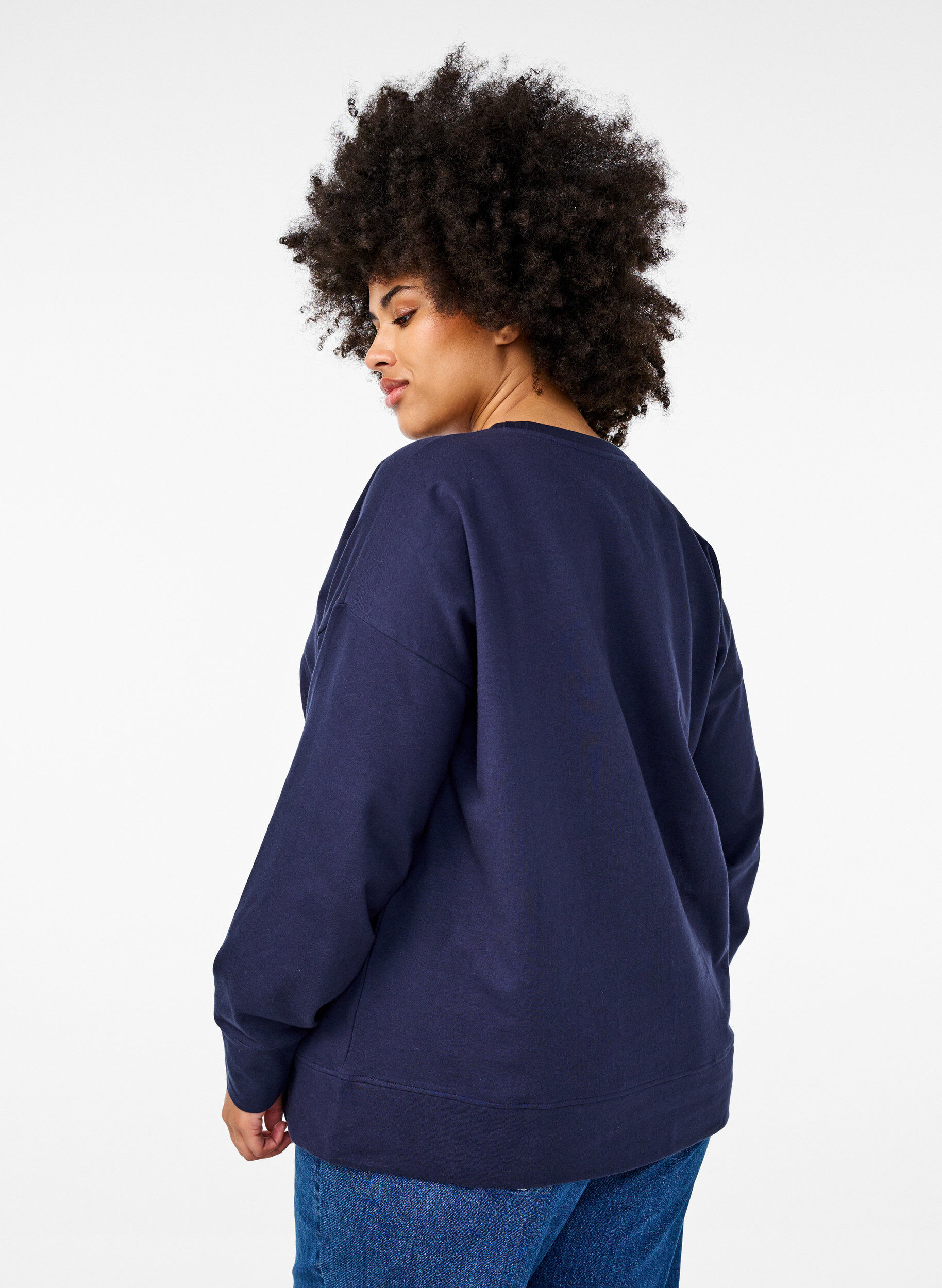Zizzi Sweat-shirt avec imprim&eacute; texte en relief, Bleu, Model image number 2