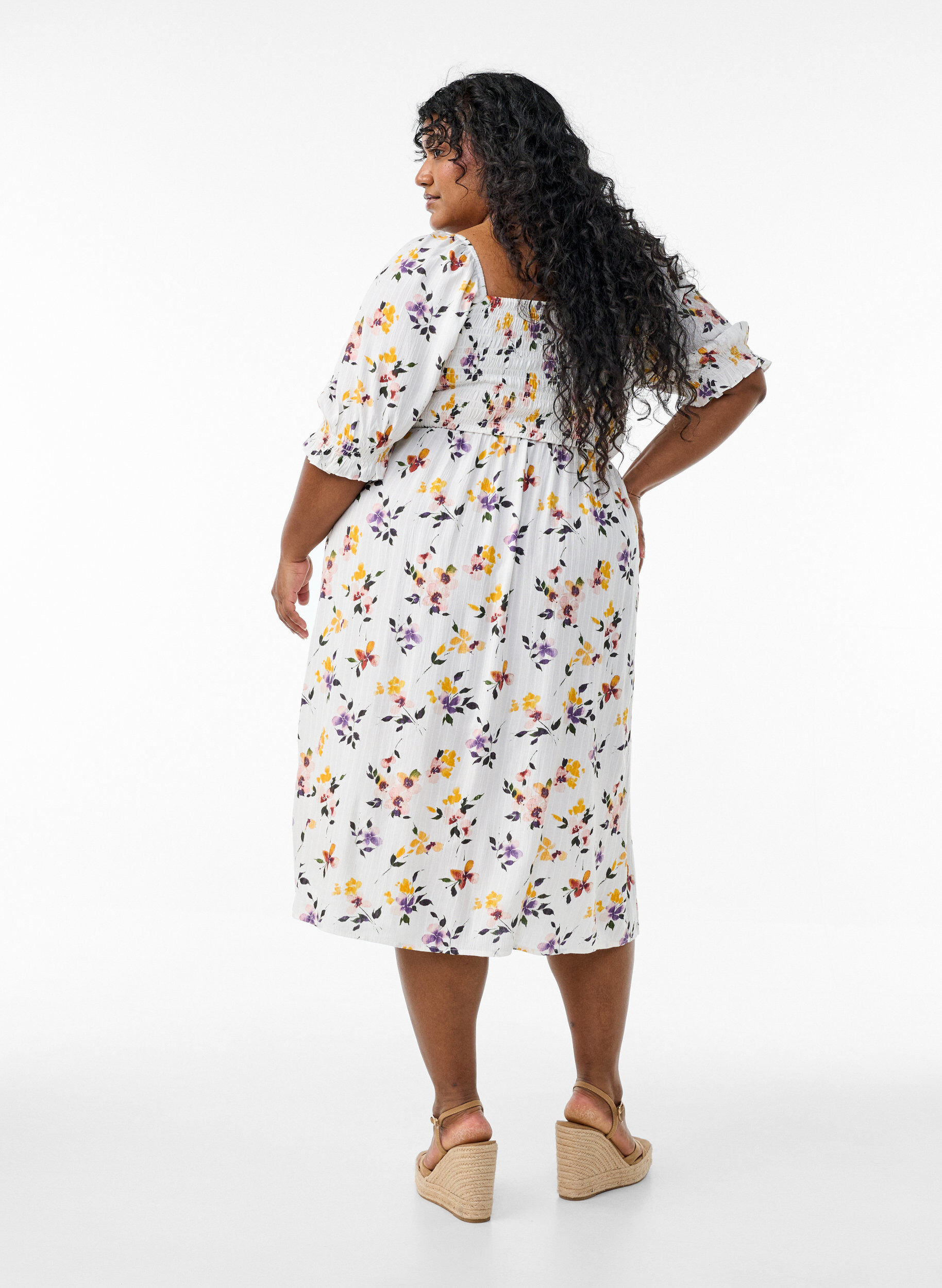 Zizzi Robe d'&eacute;t&eacute; en viscose &agrave; imprim&eacute; paisley, Blanc, Model image number 1