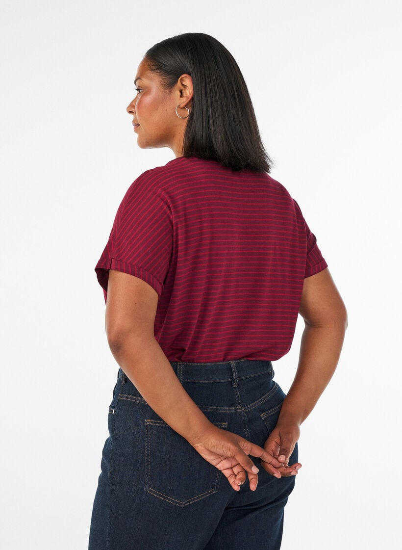 T-shirt ray&eacute; en viscose avec un col rond, Bordeaux, Model image number 2