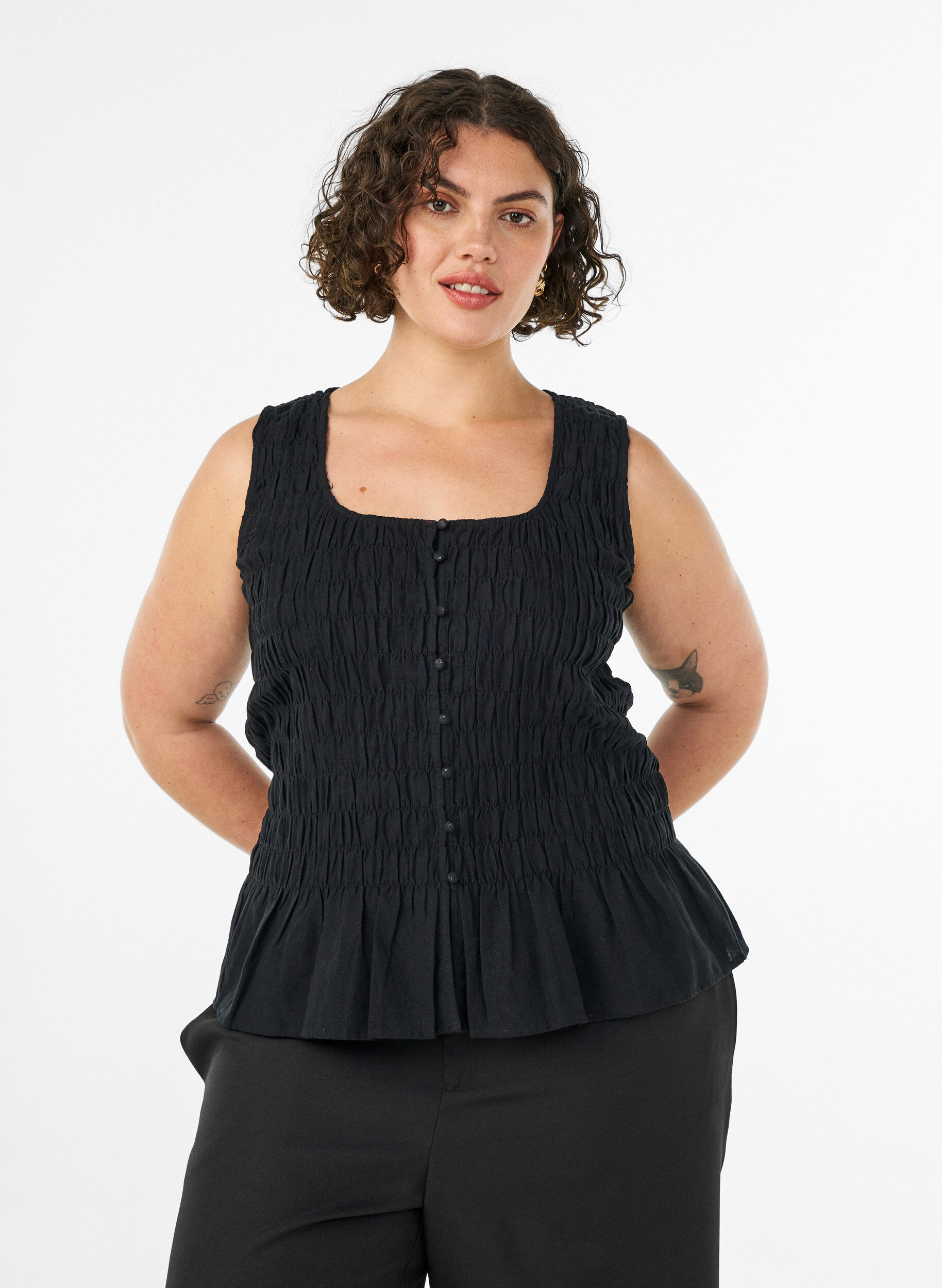 Mouwloze top van katoen en linnen met smock, Zwart, Model