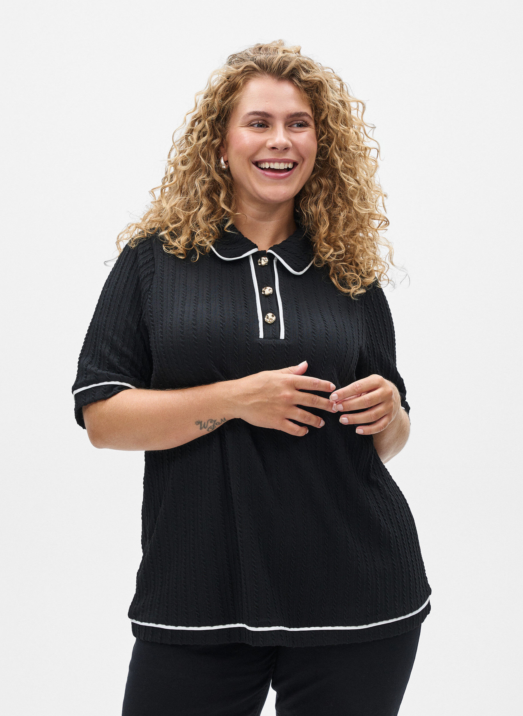 Polo en jersey textur&eacute; avec finitions contrast&eacute;es, Noir, Model