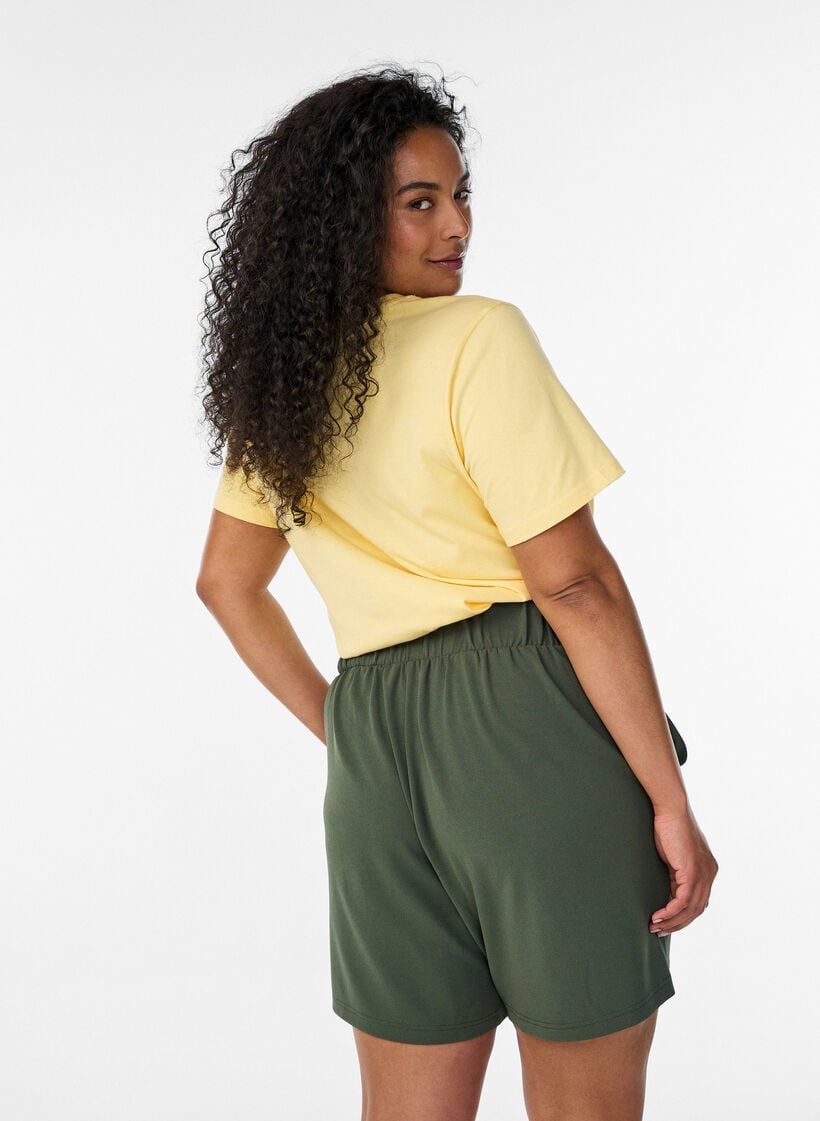 Korte broek met zakken en losse pasvorm, Groen, Model image number 2