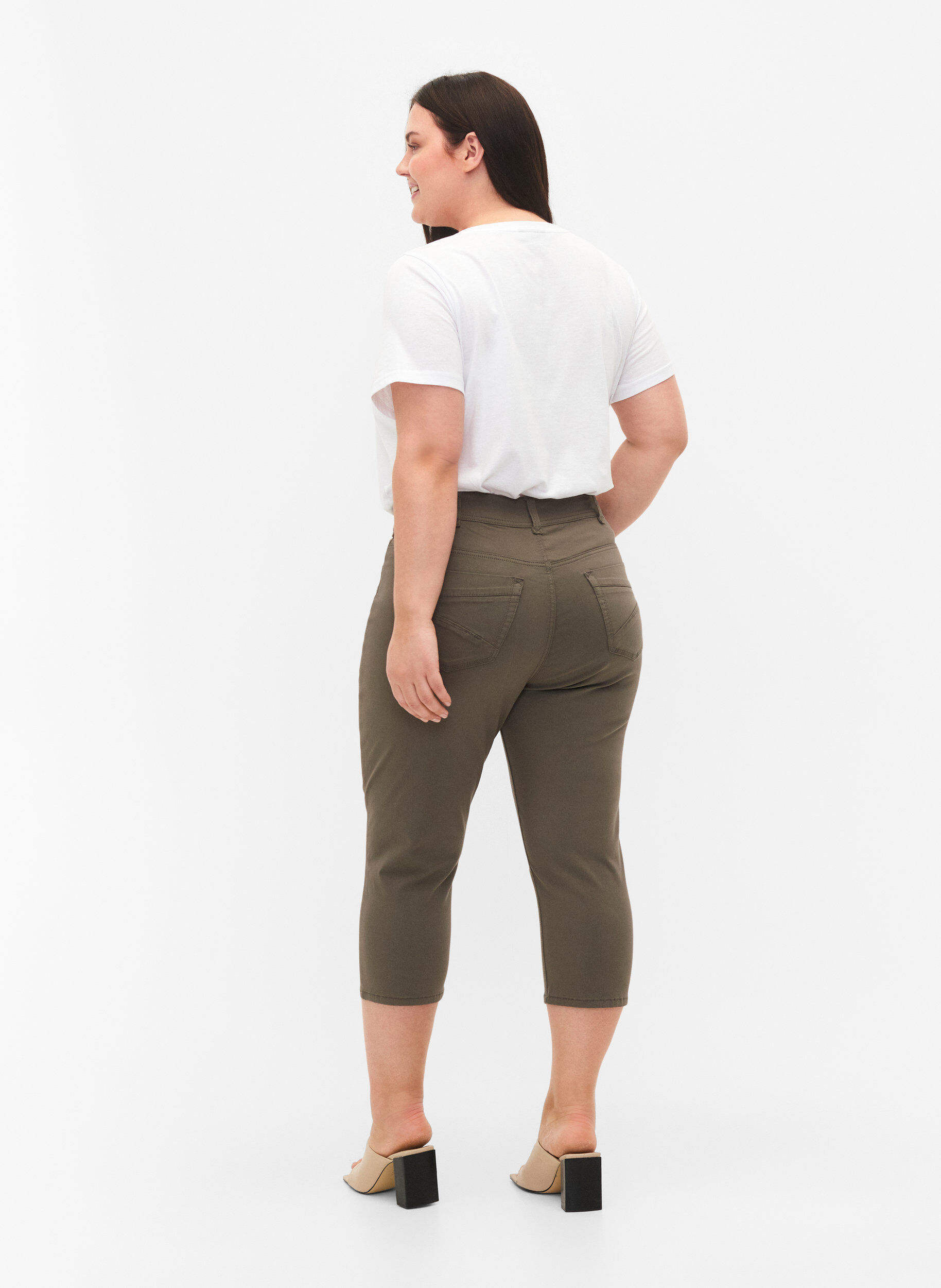 Zizzi Pantalon capri ajust&eacute; en m&eacute;lange de viscose, Dusty Olive, Model image number 1