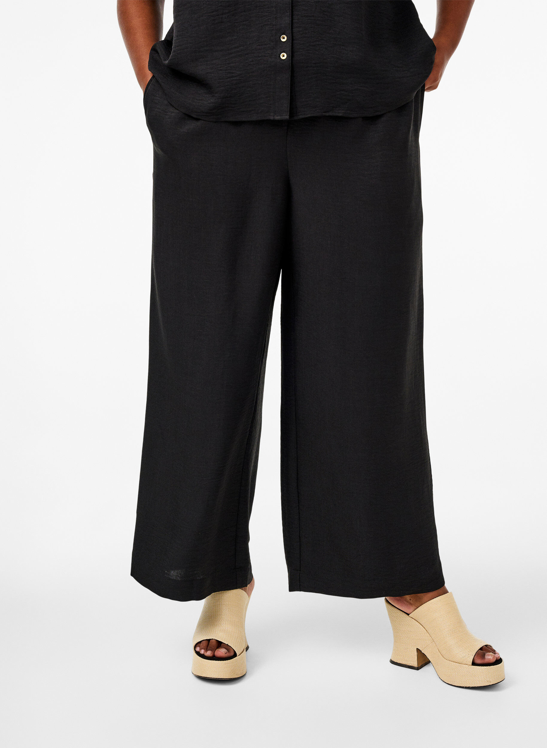 ZizziPantalon ample avec ceinture &eacute;lastique et poches, Noir, Model image number 2