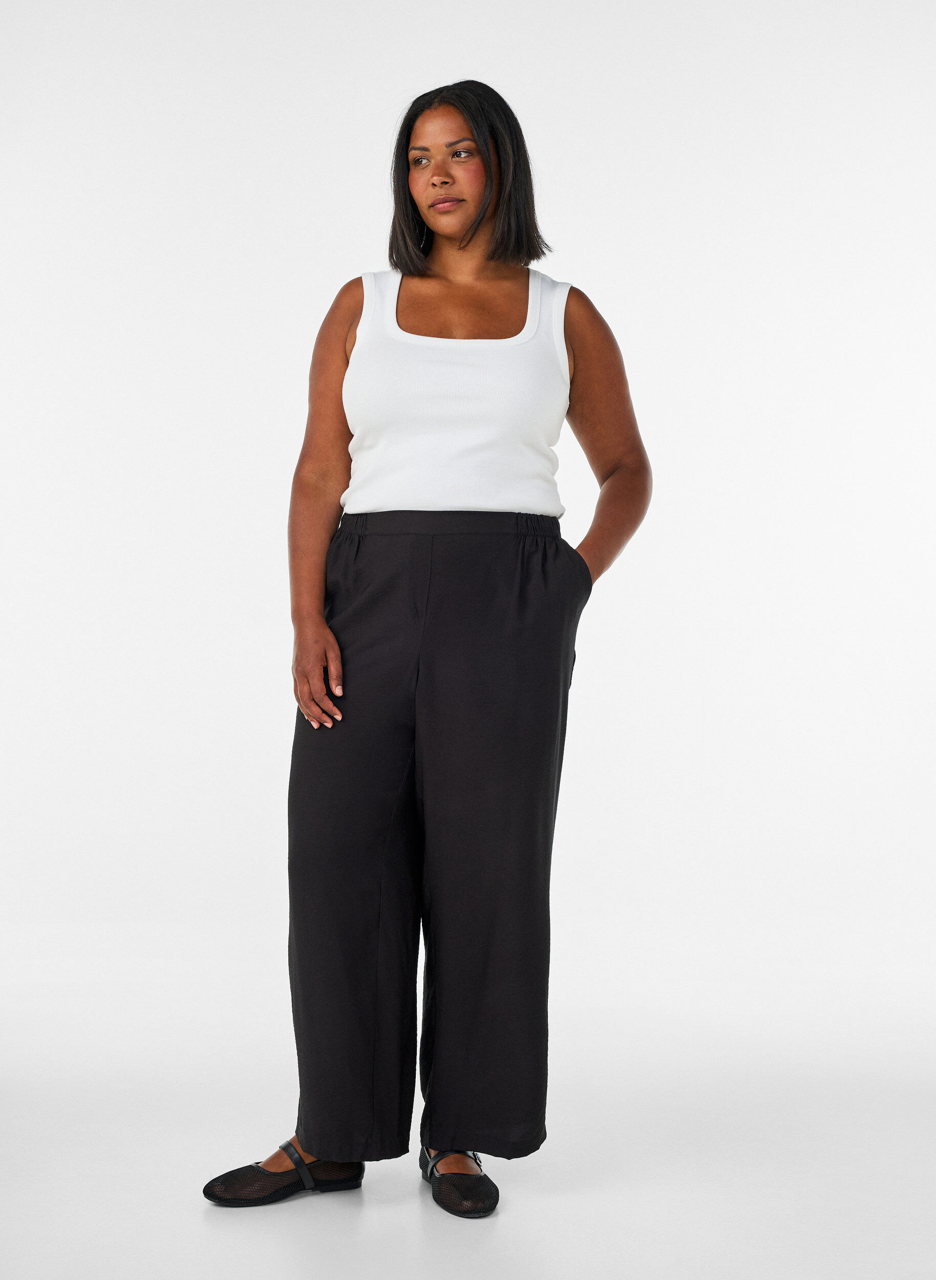 Pantalon en viscose avec taille &eacute;lastiqu&eacute;e et jambes droites, Noir, Model