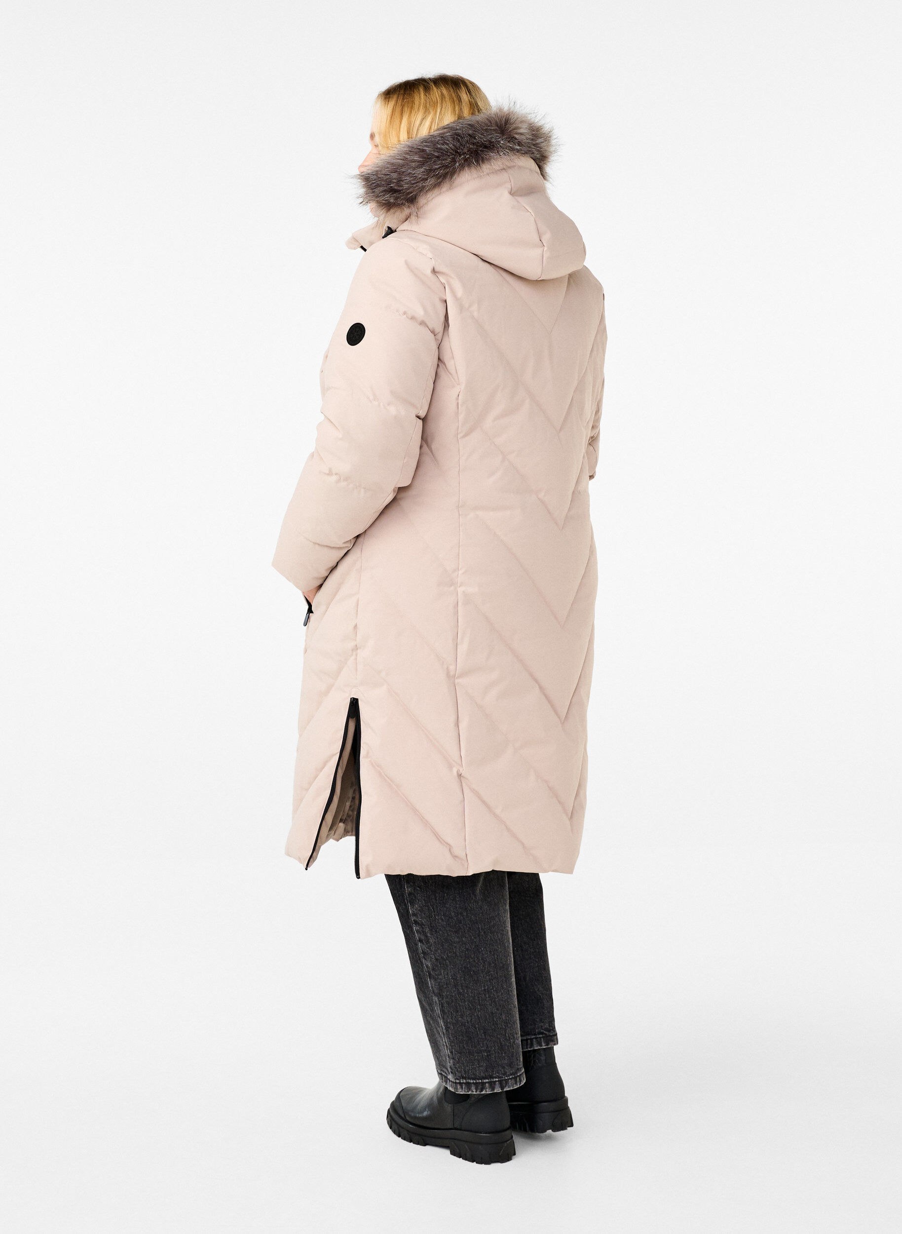 Zizzi Long manteau d'hiver &agrave; fermeture &agrave; attaches et col en fausse fourrure, Beige, Model image number 2