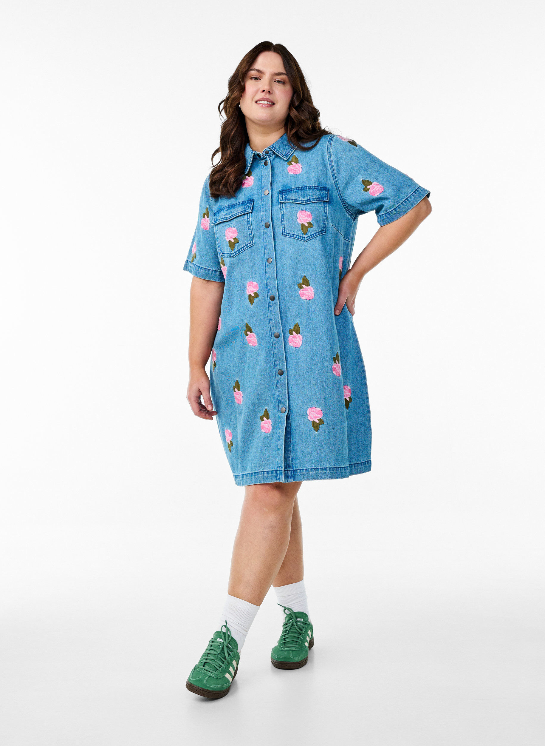 Zizzi Robe courte en denim avec broderies florales, Bleu Clair, Model image number 1