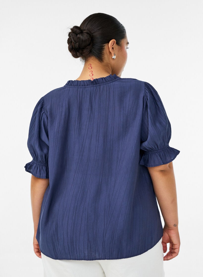 Blouse en m&eacute;lange de viscose froiss&eacute; avec un col en V, Bleu, Model image number 2
