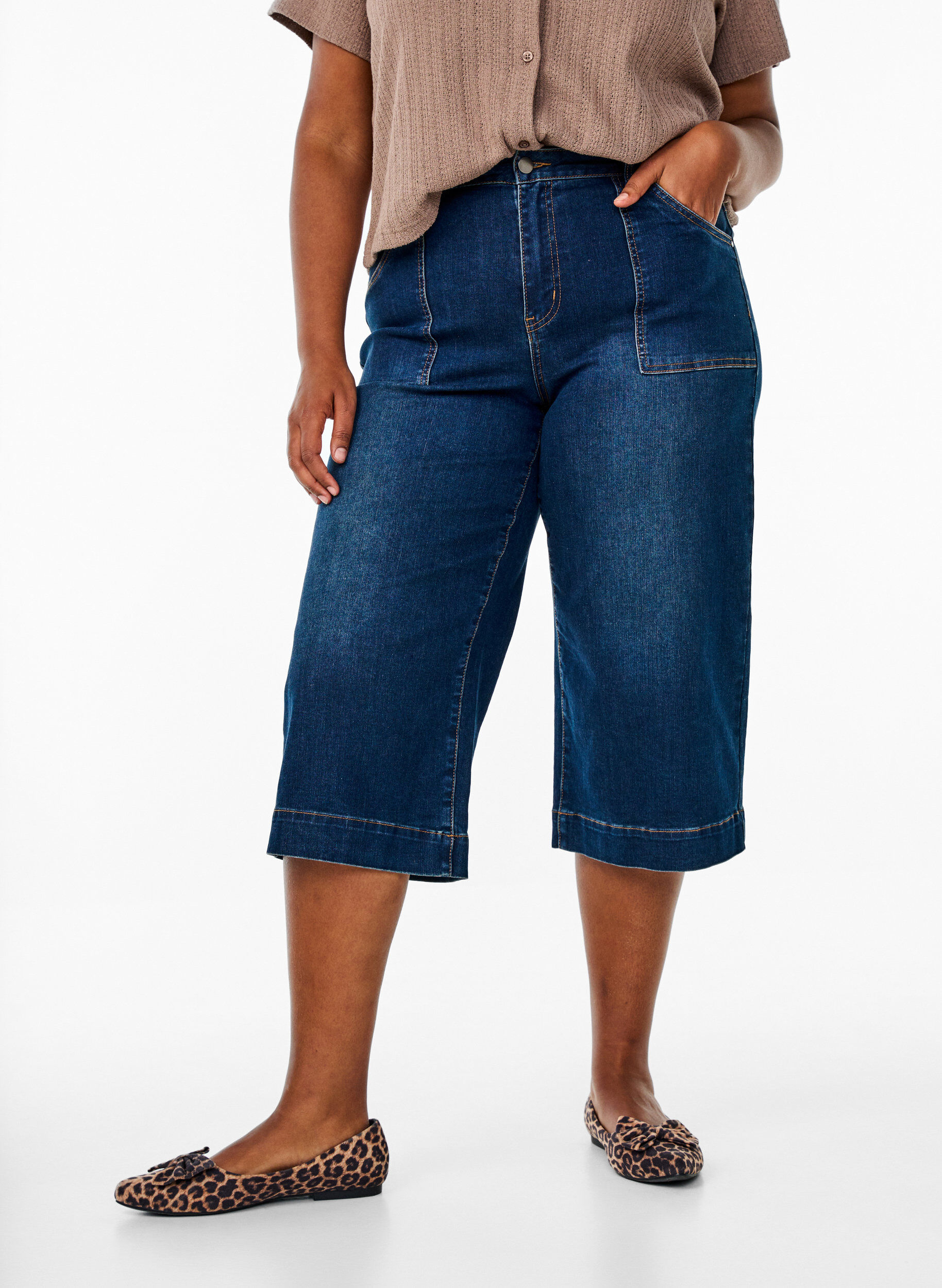Zizzi Pantacourts en denim &agrave; jambes larges, Bleu, Model image number 2