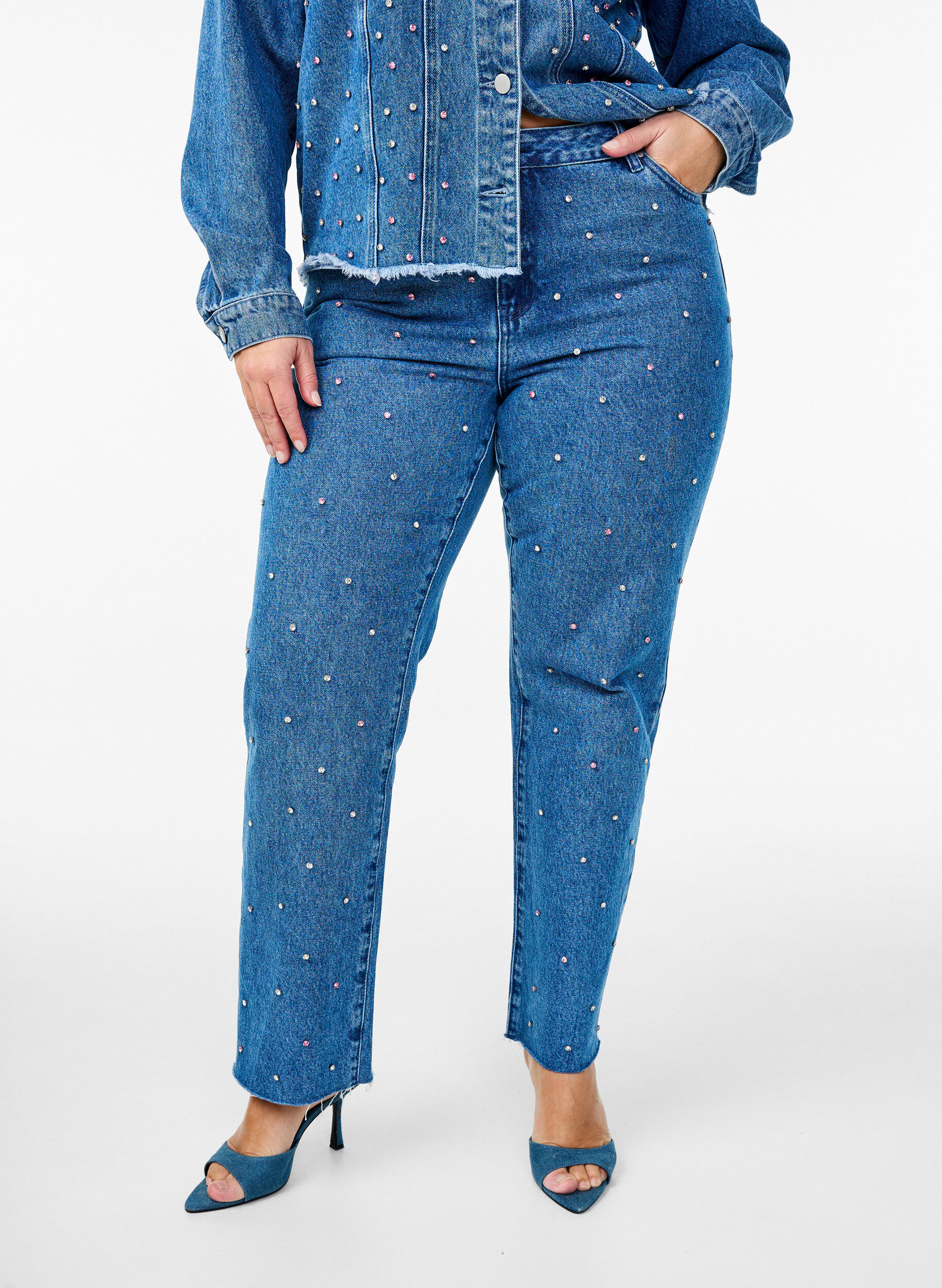 Zizzi Jeans Gemma taille haute avec strass, Bleu, Model image number 2