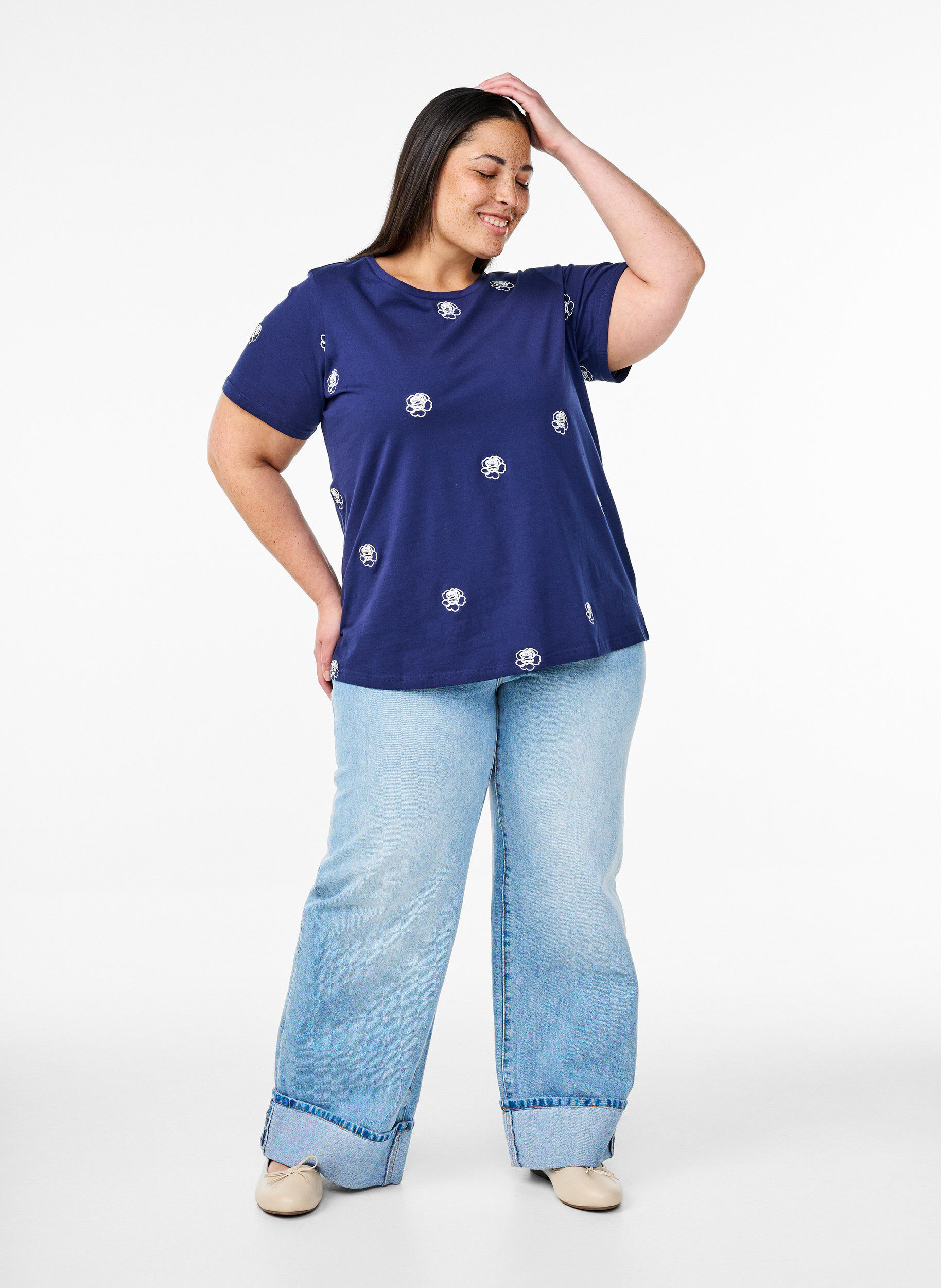 Zizzi T-shirt en coton biologique avec motifs brod&eacute;s, Bleu, Model image number 1