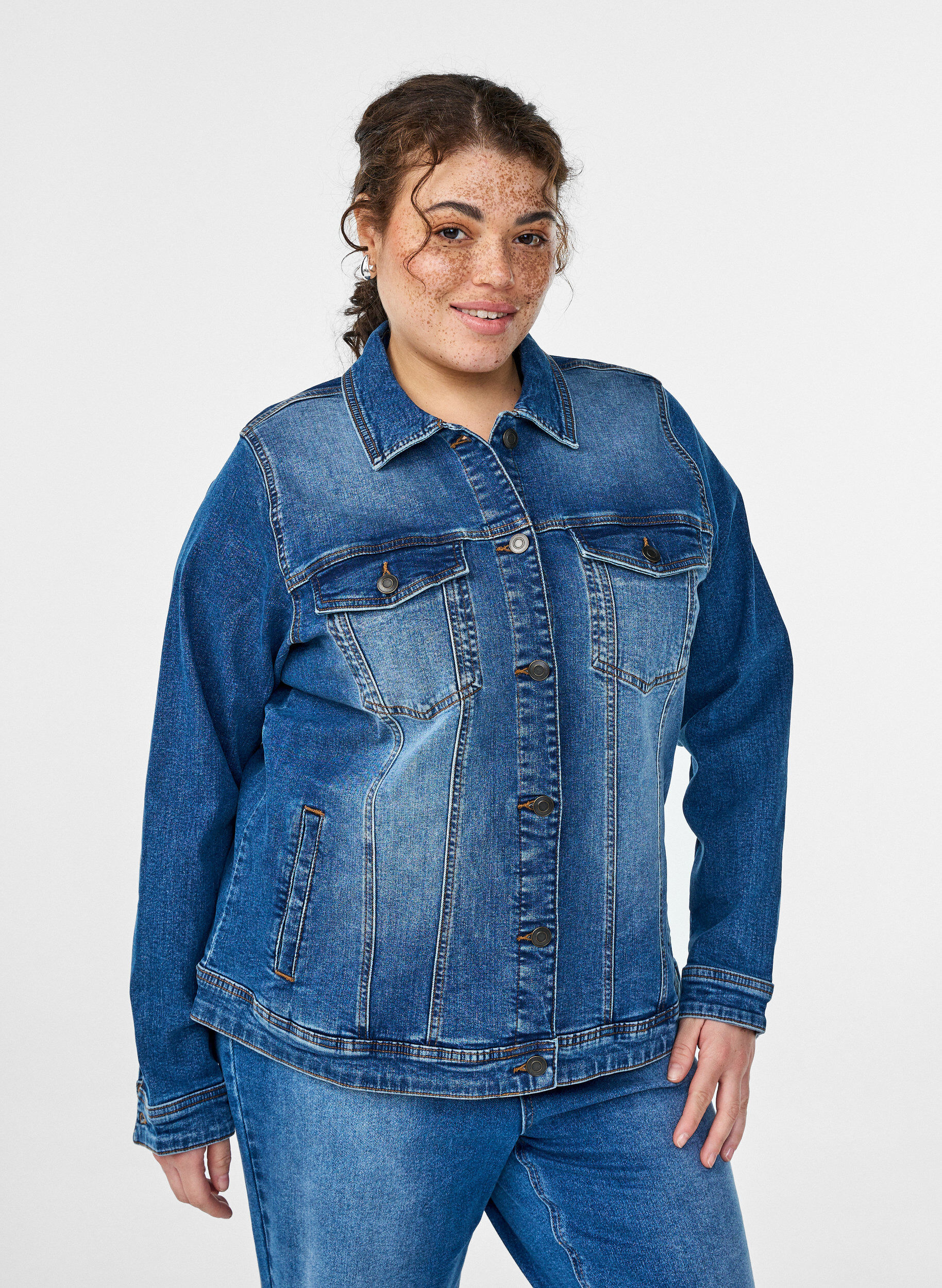 Veste en jean avec une coupe classique, Bleu, Model