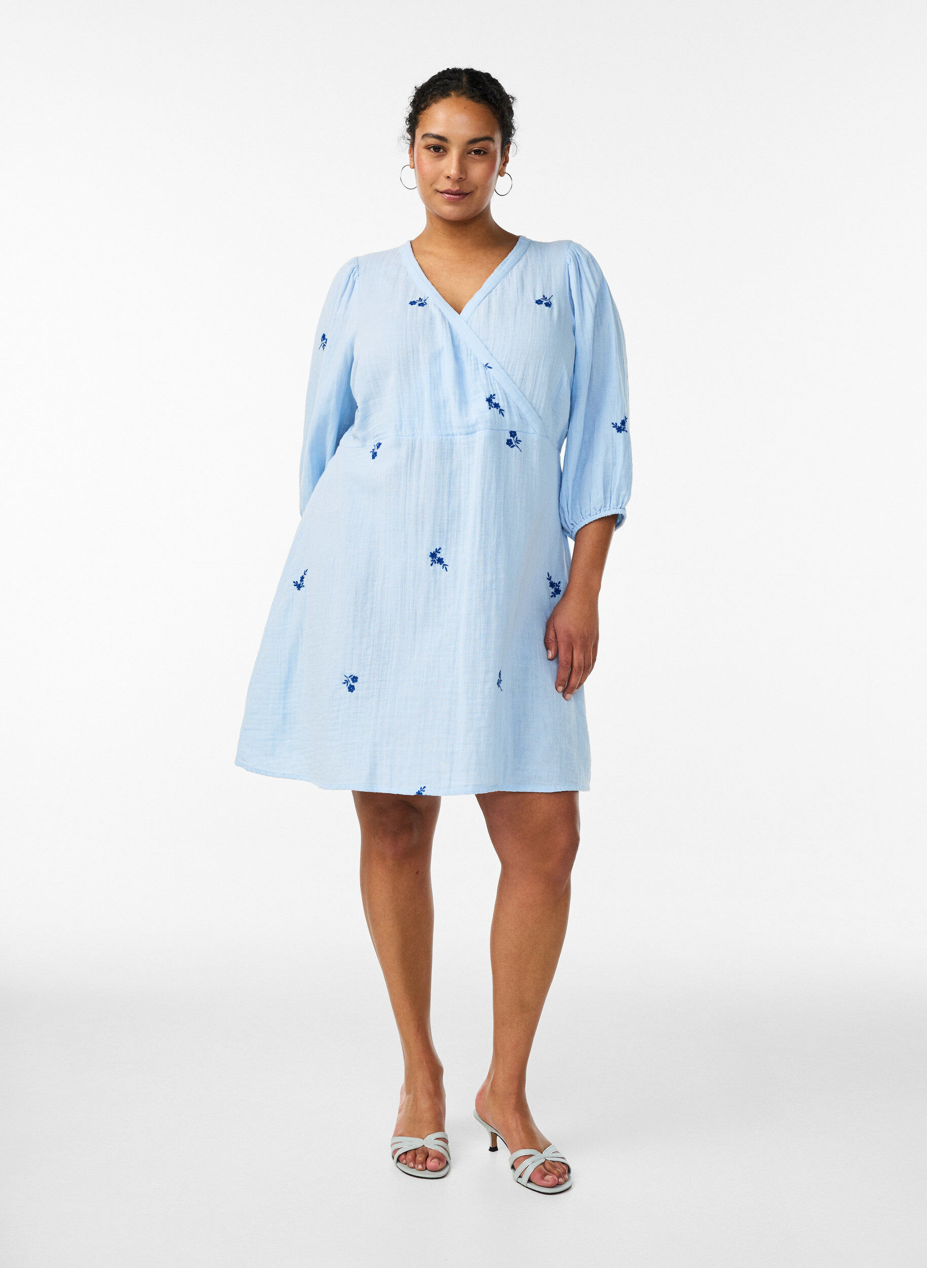 Zizzi Robe courte en mousseline de coton avec d&eacute;tails brod&eacute;s, Bleu Clair, Model image number 1