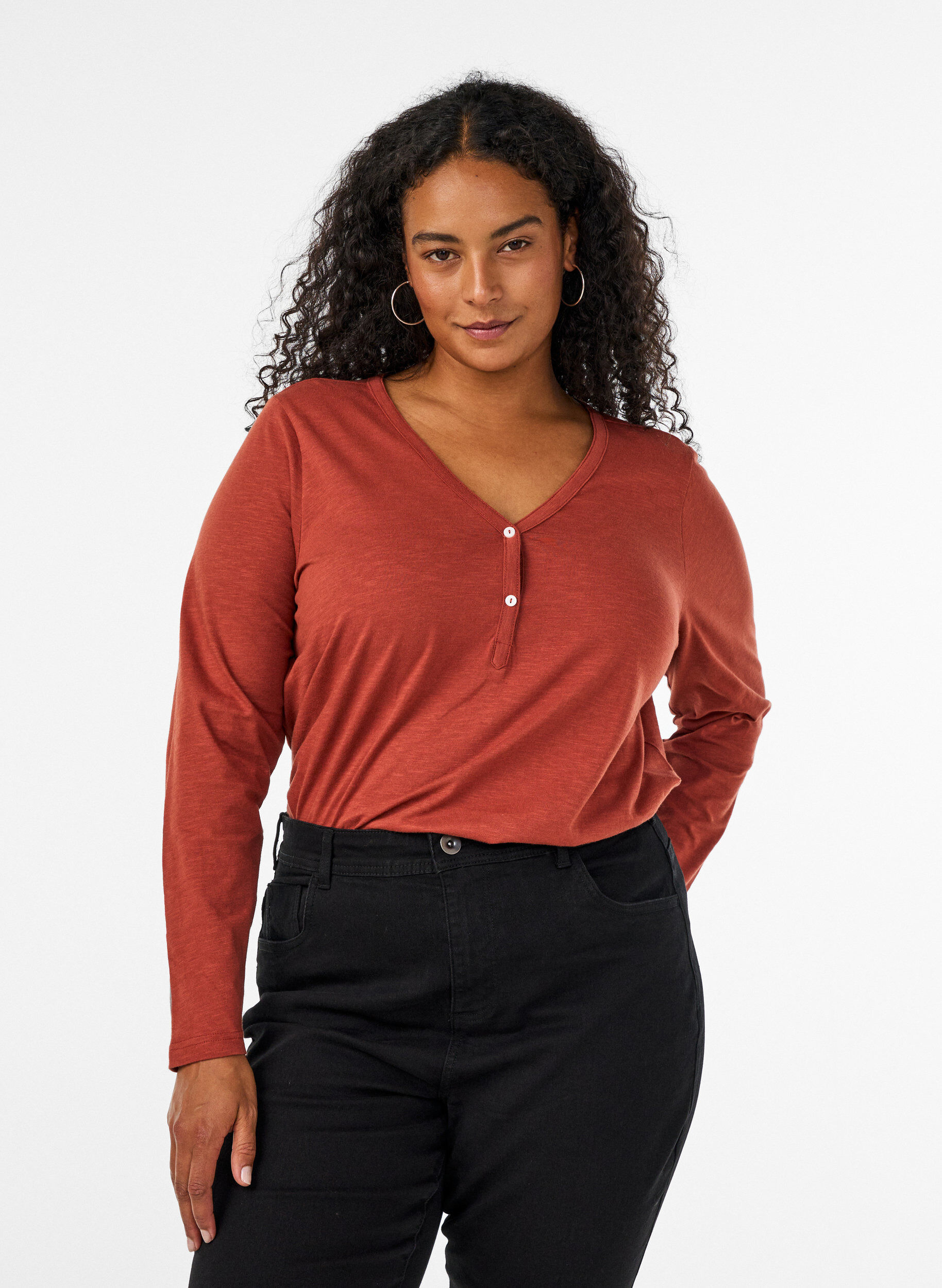 T-shirt &agrave; manches longues avec col V et boutons, Marron, Model
