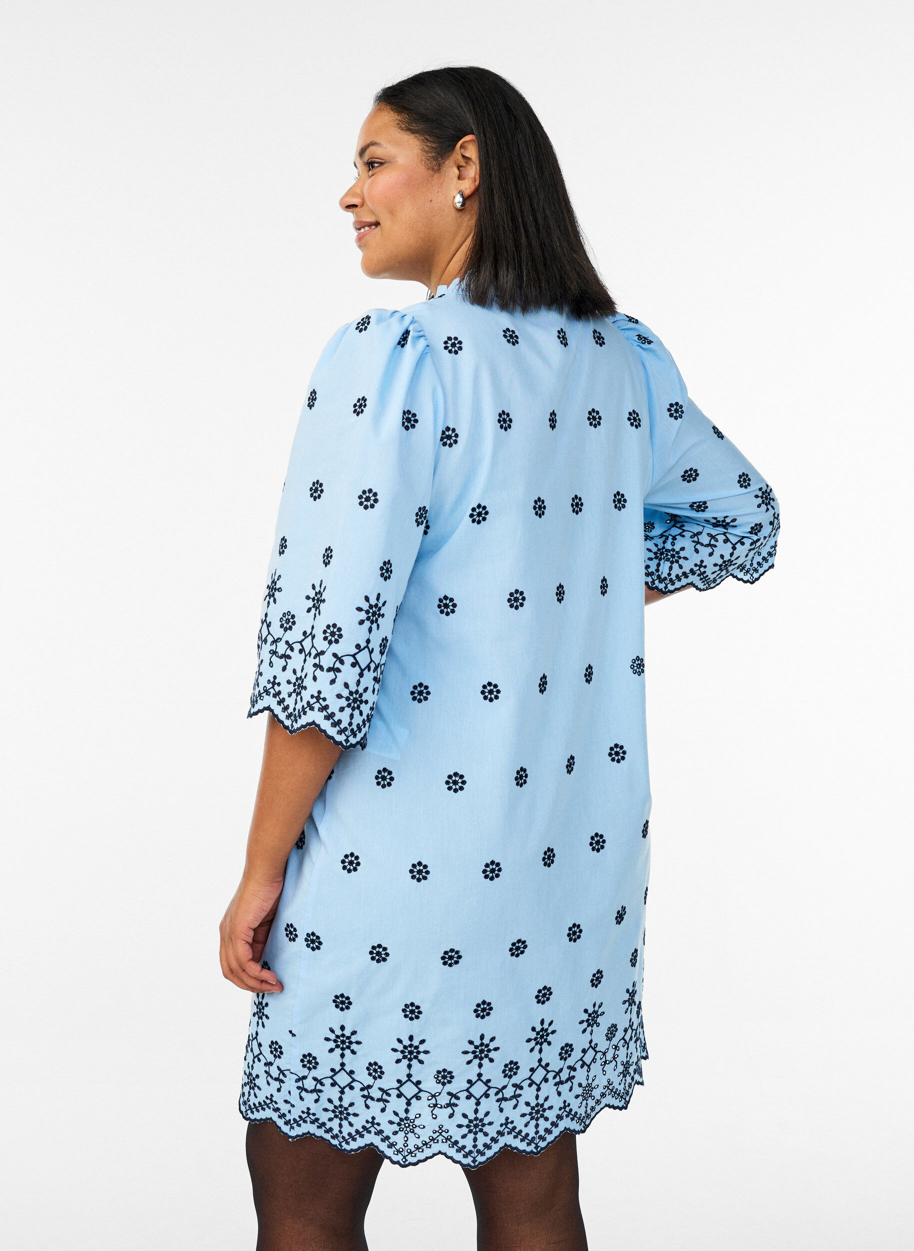 Zizzi Robe courte brod&eacute;e &agrave; manches 3/4, Bleu, Model image number 2