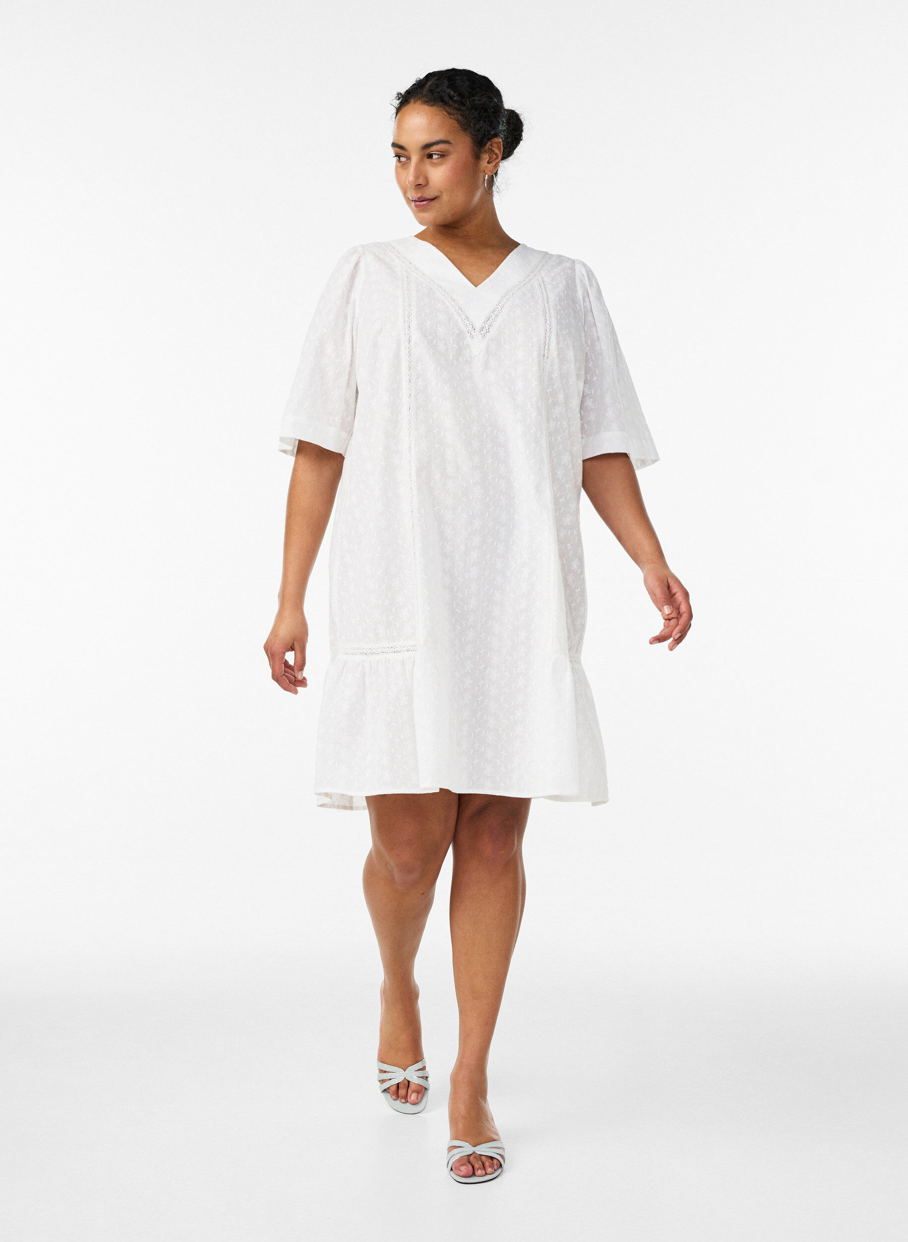 Zizzi Robe mi-longue en coton avec broderie et col en V, Blanc, Model image number 1