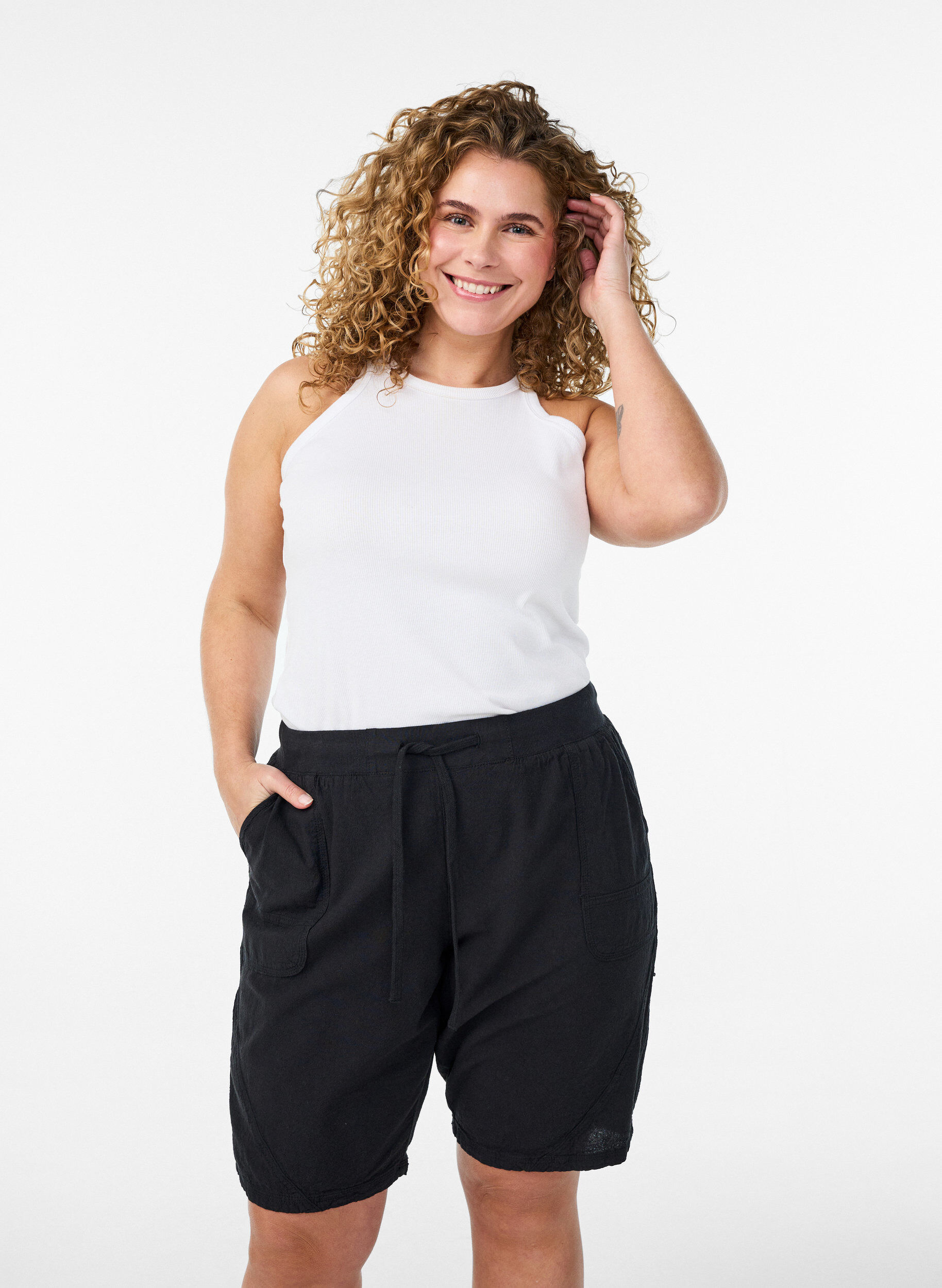 Zizzi Short en coton ample avec poches, Noir, Model image number 0