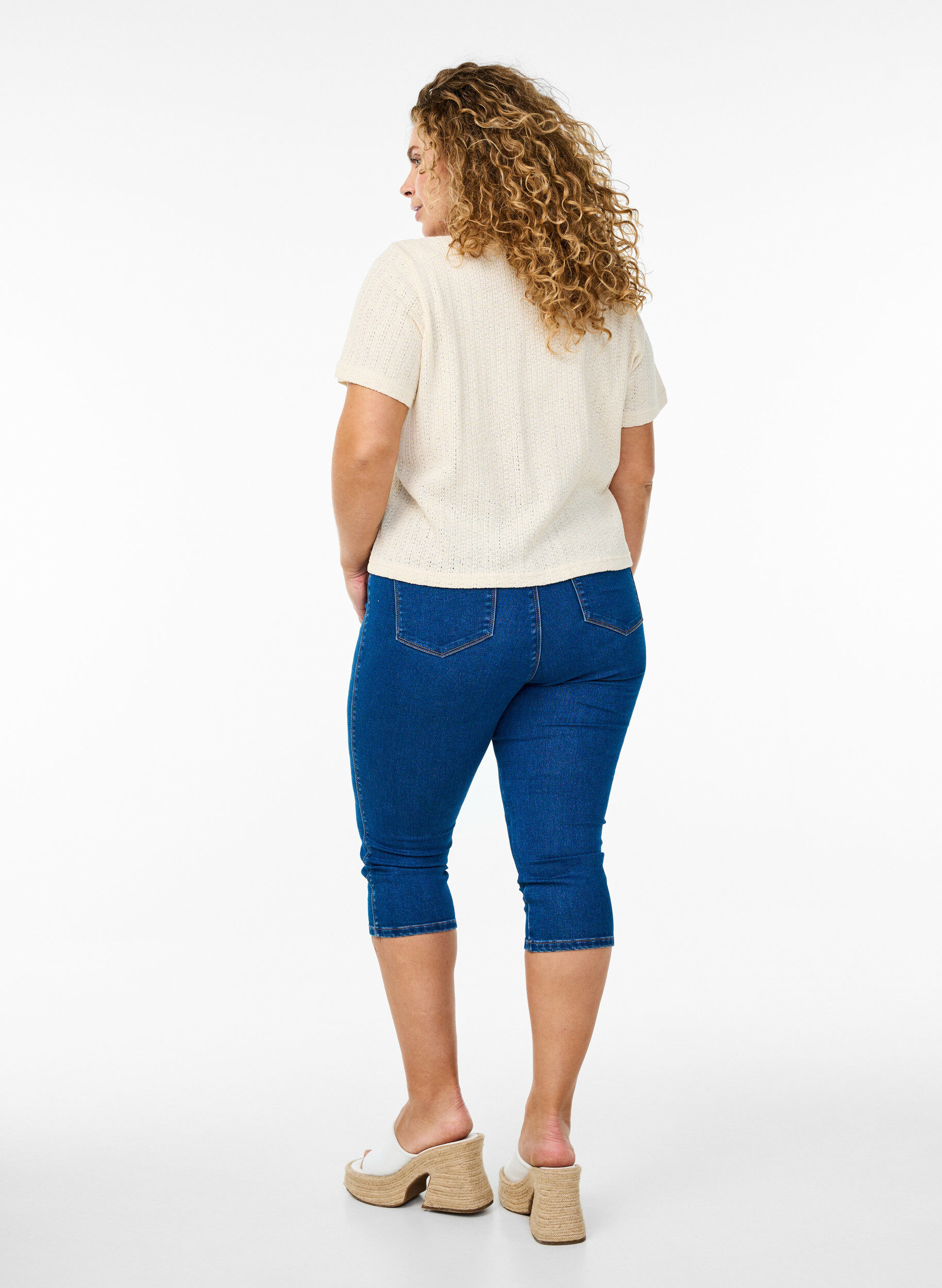 Zizzi  Pantacourts en jean avec ceinture &eacute;lastique, Bleu, Model image number 2