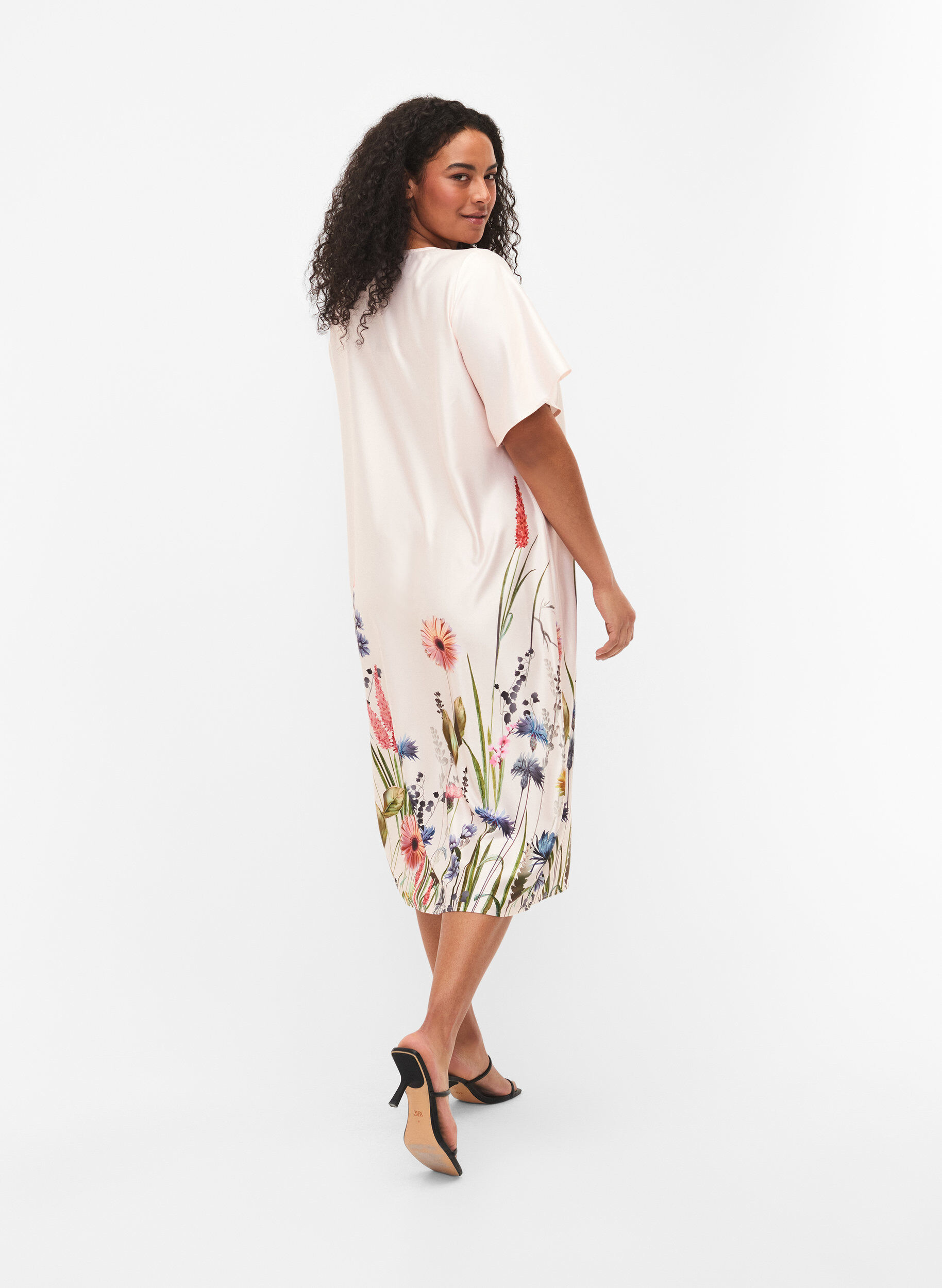Zizzi	 Taille jurk met bloemenprint en korte mouwen, White Sand, Model image number 1