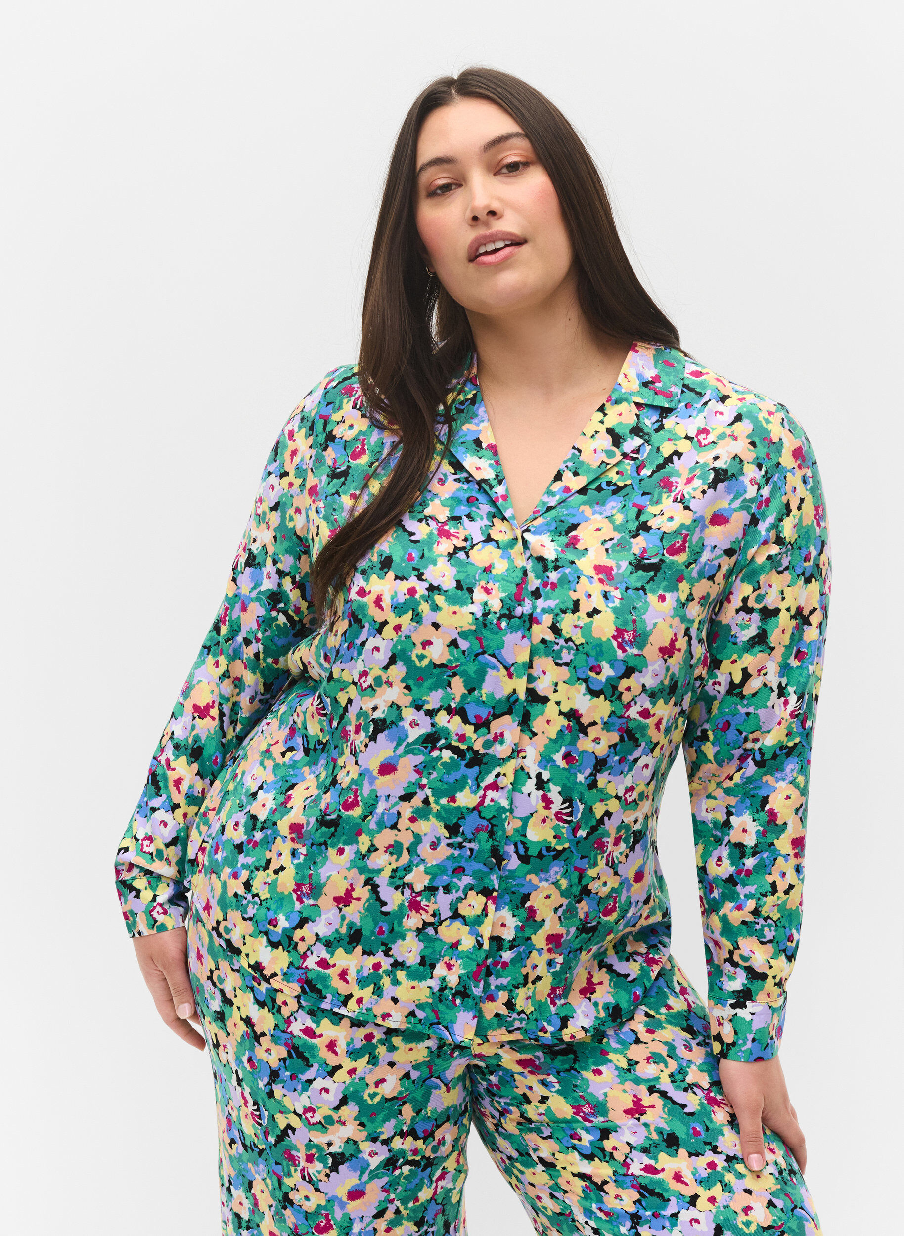 Zizzi Chemise en viscose imprim&eacute;e avec col en V, Multi AOP, Model image number 0