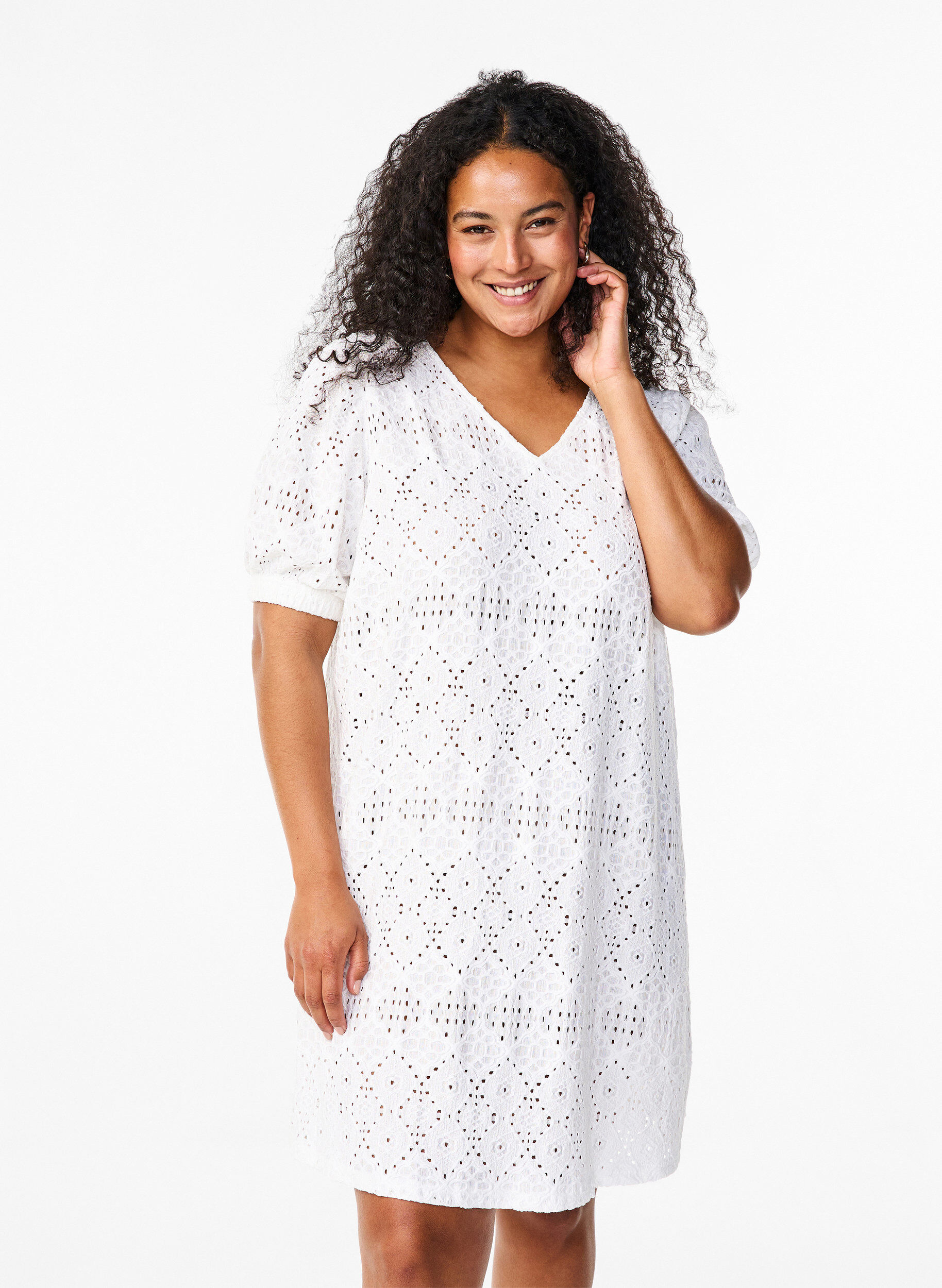 Zizzi Robe courte avec col en&nbsp;V et motifs &agrave; trous, Bright White, Model image number 0