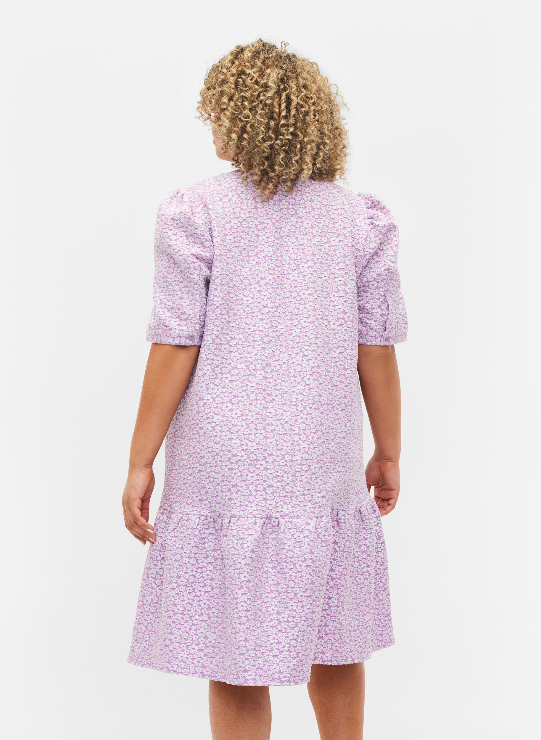 Zizzi Robe &agrave; manches courtes avec col en V et structure florale, Regal Orchid , Model image number 1