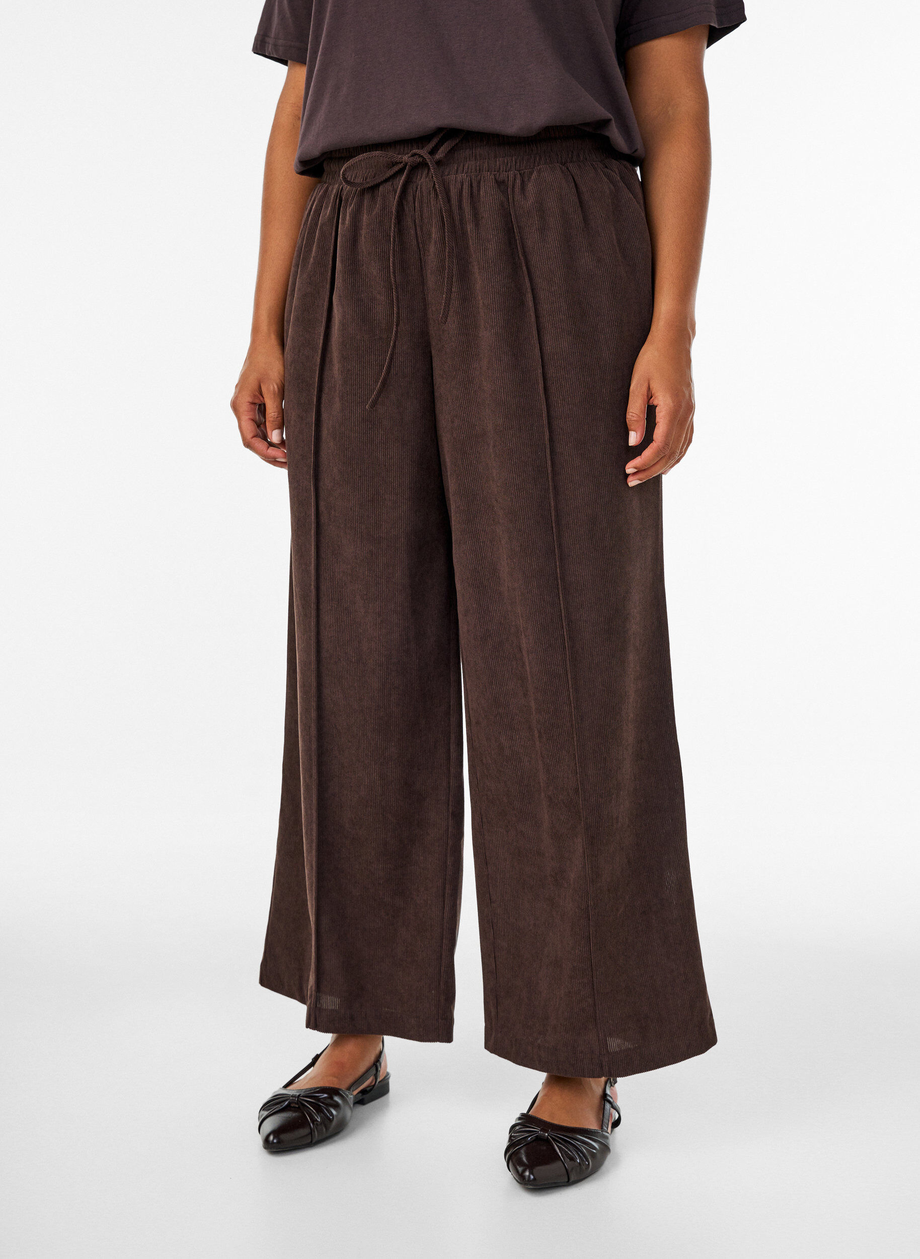 ZizziPantalon en velours c&ocirc;tel&eacute; &agrave; coupe ample et taille haute, Marron, Model image number 2