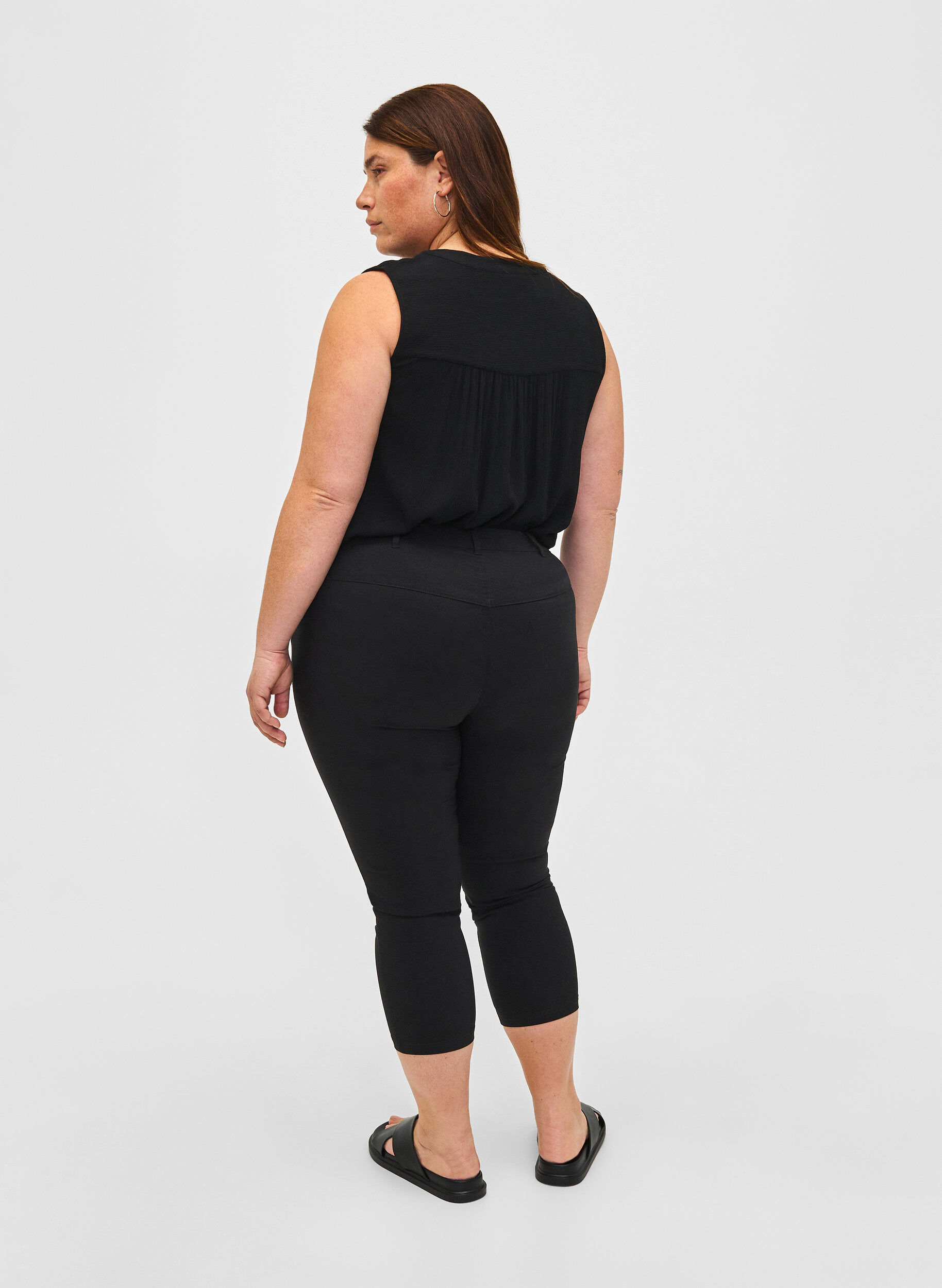 ZizziNauwsluitende capri broek in viscosemix, Zwart, Model image number 1