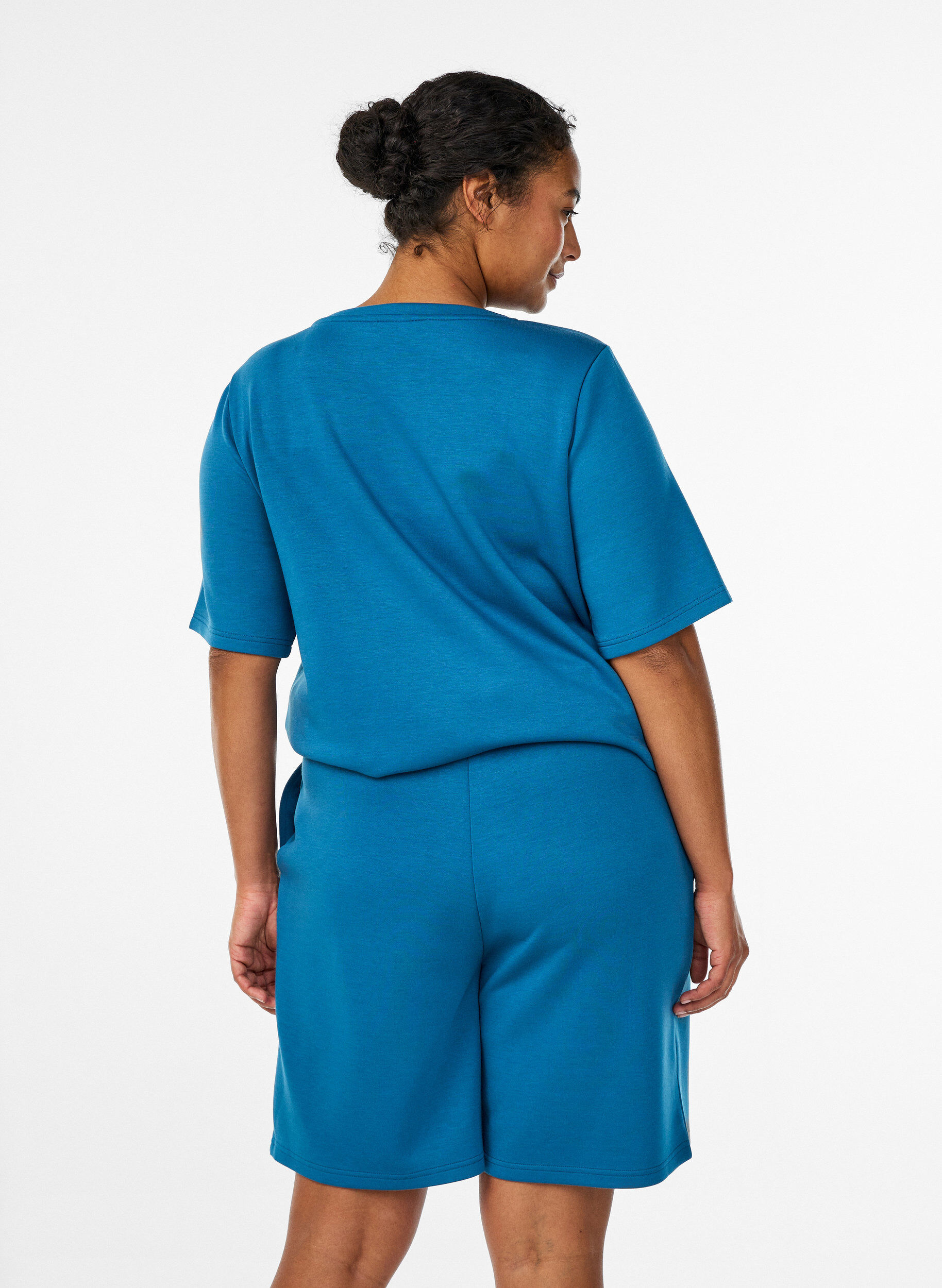 Zizzi Short en m&eacute;lange de modal avec poches, Bleu p&eacute;trole, Model image number 2