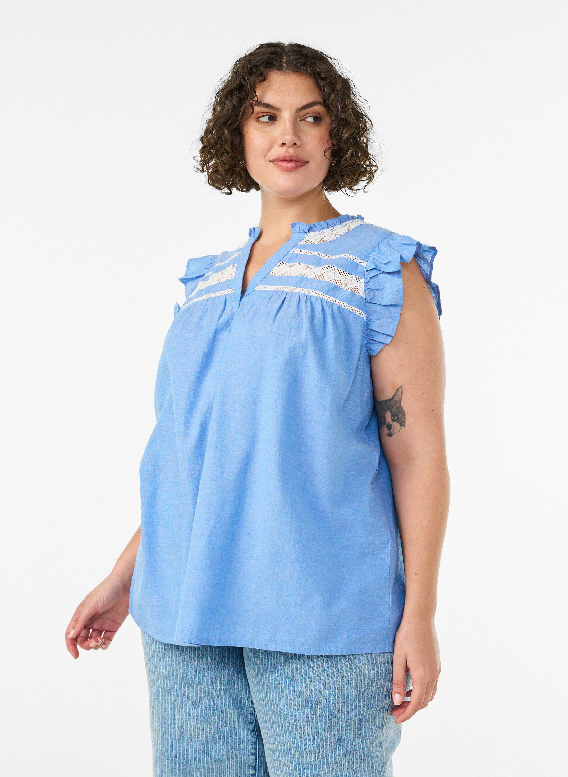 Katoenen blouse zonder mouwen met rucheranden, Blauw, Model