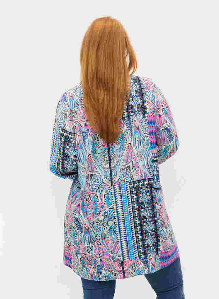 Lange viscose blouse in paisleyprint, Blue Pink Paisley , Model