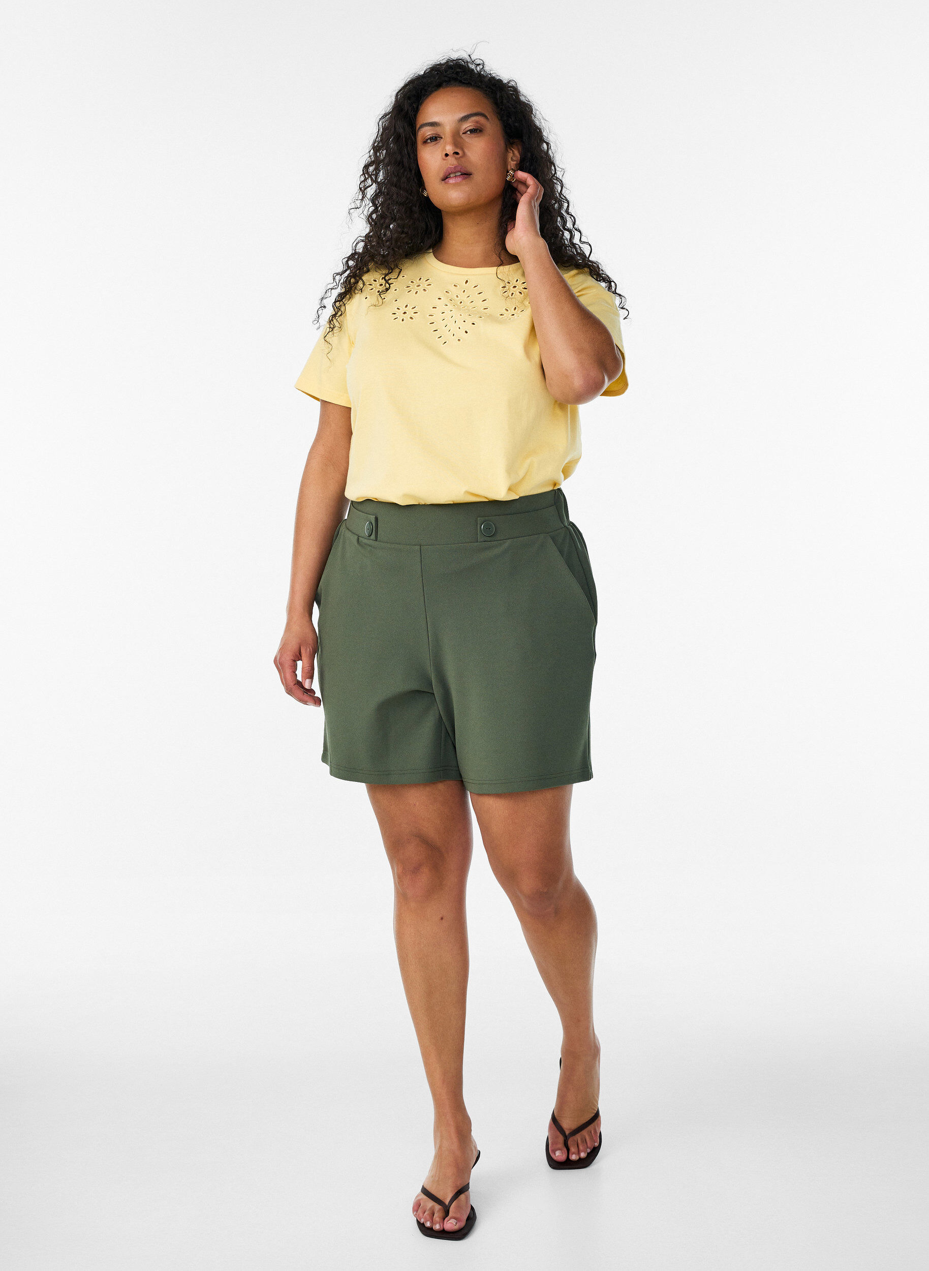 ZizziT-shirt en coton biologique avec broderie ajour&eacute;e, Jaune clair, Model image number 1