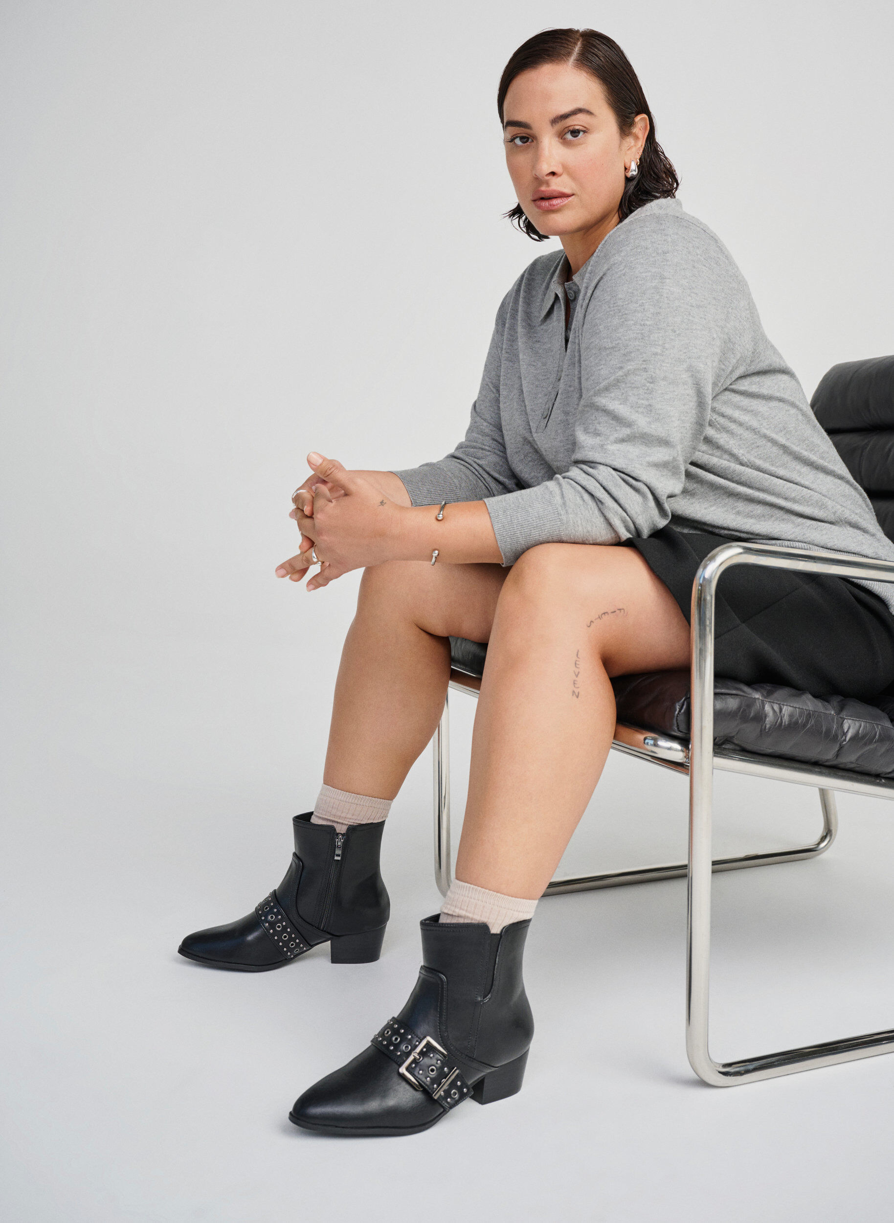 ZizziWide fit - Leren enkellaars met riem en studs, Zwart, Image image number 0