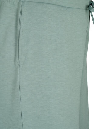 Korte broek van modalmix met zakken, Chinois Green, Packshot image number 3