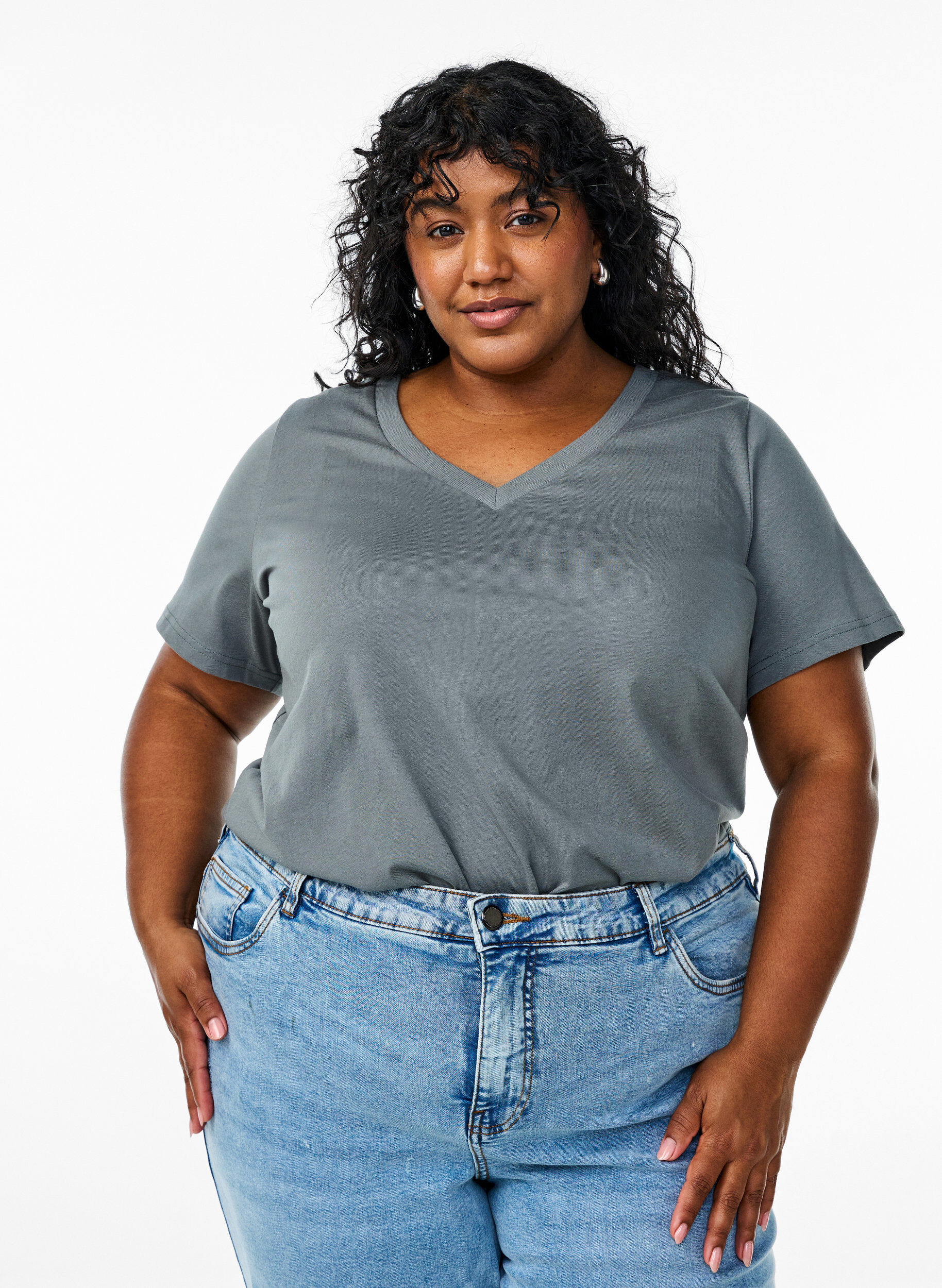 T-shirt en coton simple avec encolure en V, Vert fonc&eacute;, Model