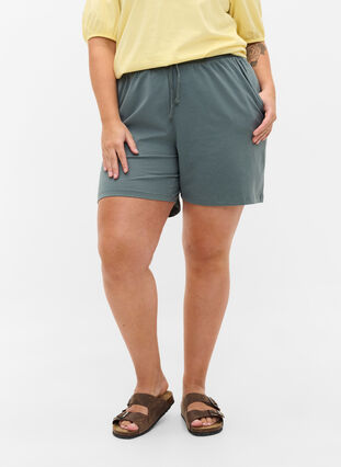 Short en coton avec poches, Balsam Green Solid, Model image number 2