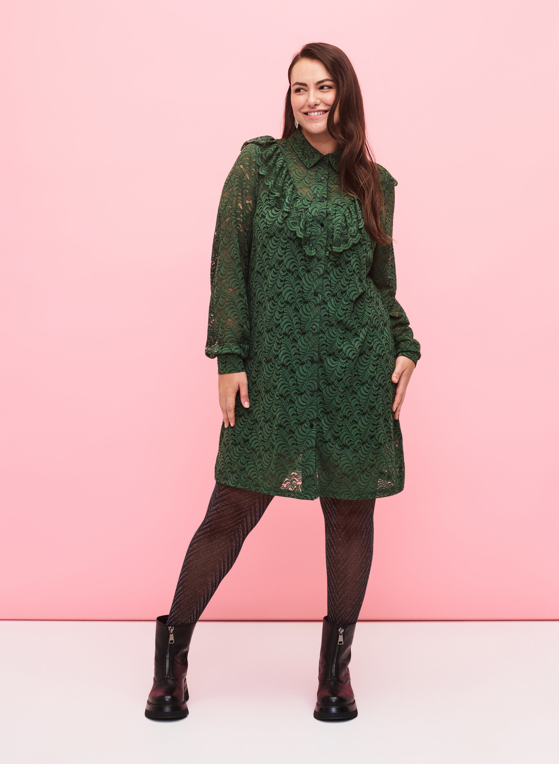 Zizzi Robe chemise en dentelle avec froufrous, Hunter Green, Model image number 2