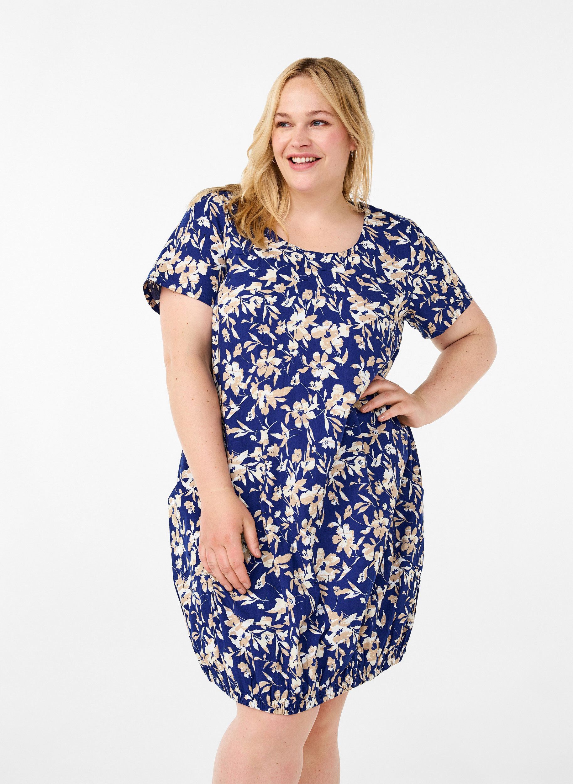 Zizzi Robe en coton &agrave; manches courtes avec imprim&eacute; floral, Bleu, Model image number 0
