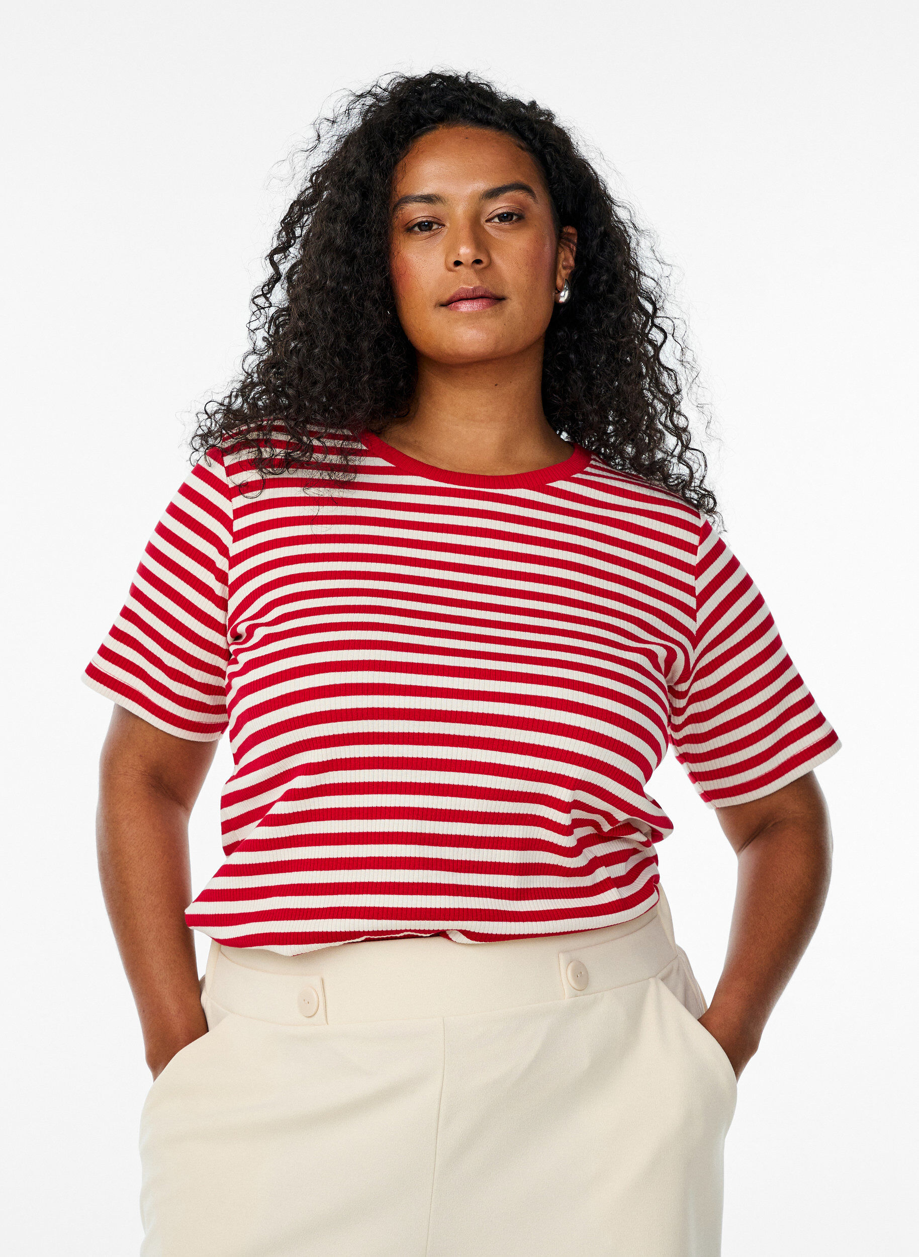 ZizziT-shirt ray&eacute; &agrave; texture c&ocirc;tel&eacute;e, Rouge, Model image number 0